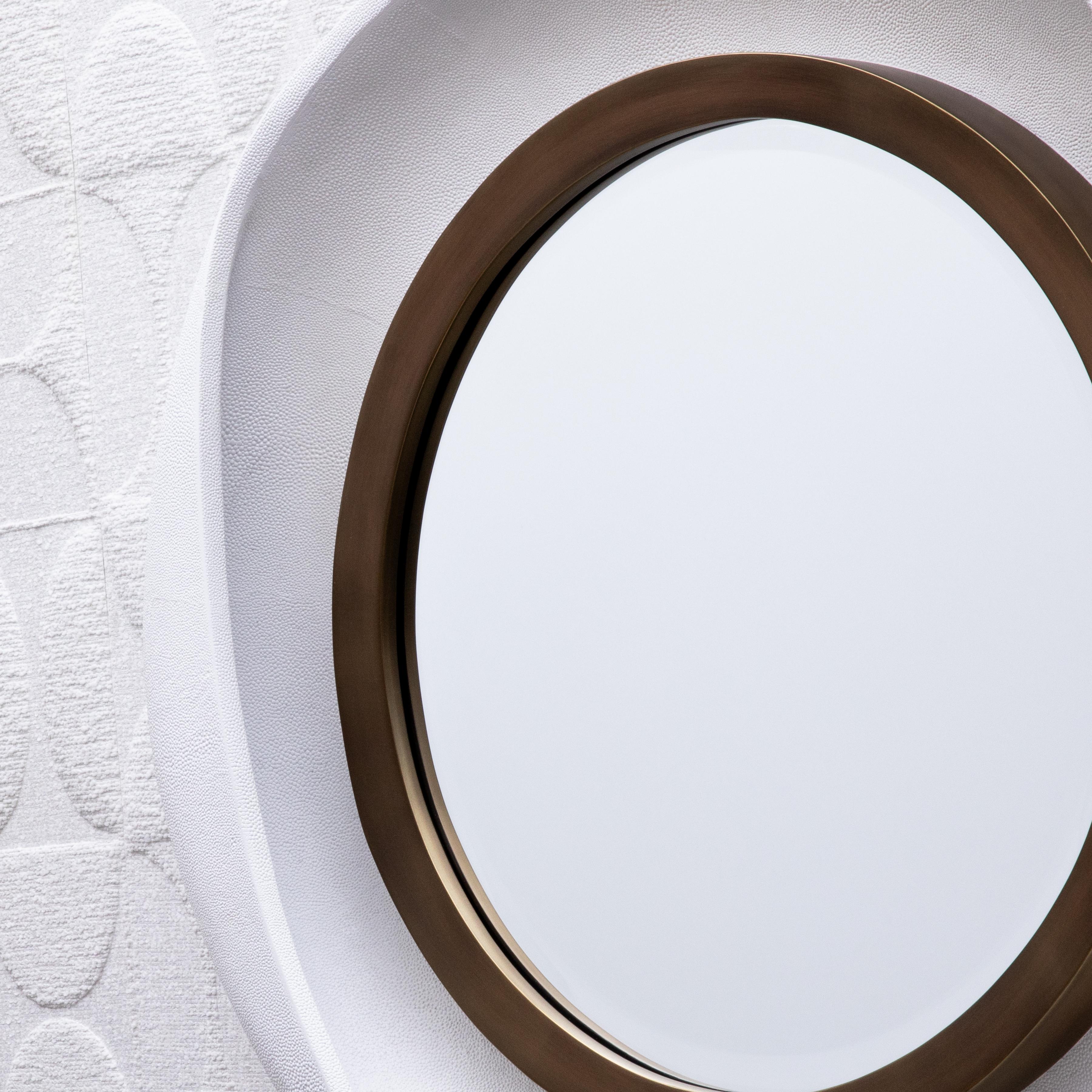 Filippino Specchio moderno in zigrino bianco con dettagli in ottone patinato bronzo di R&Y Augousti in vendita