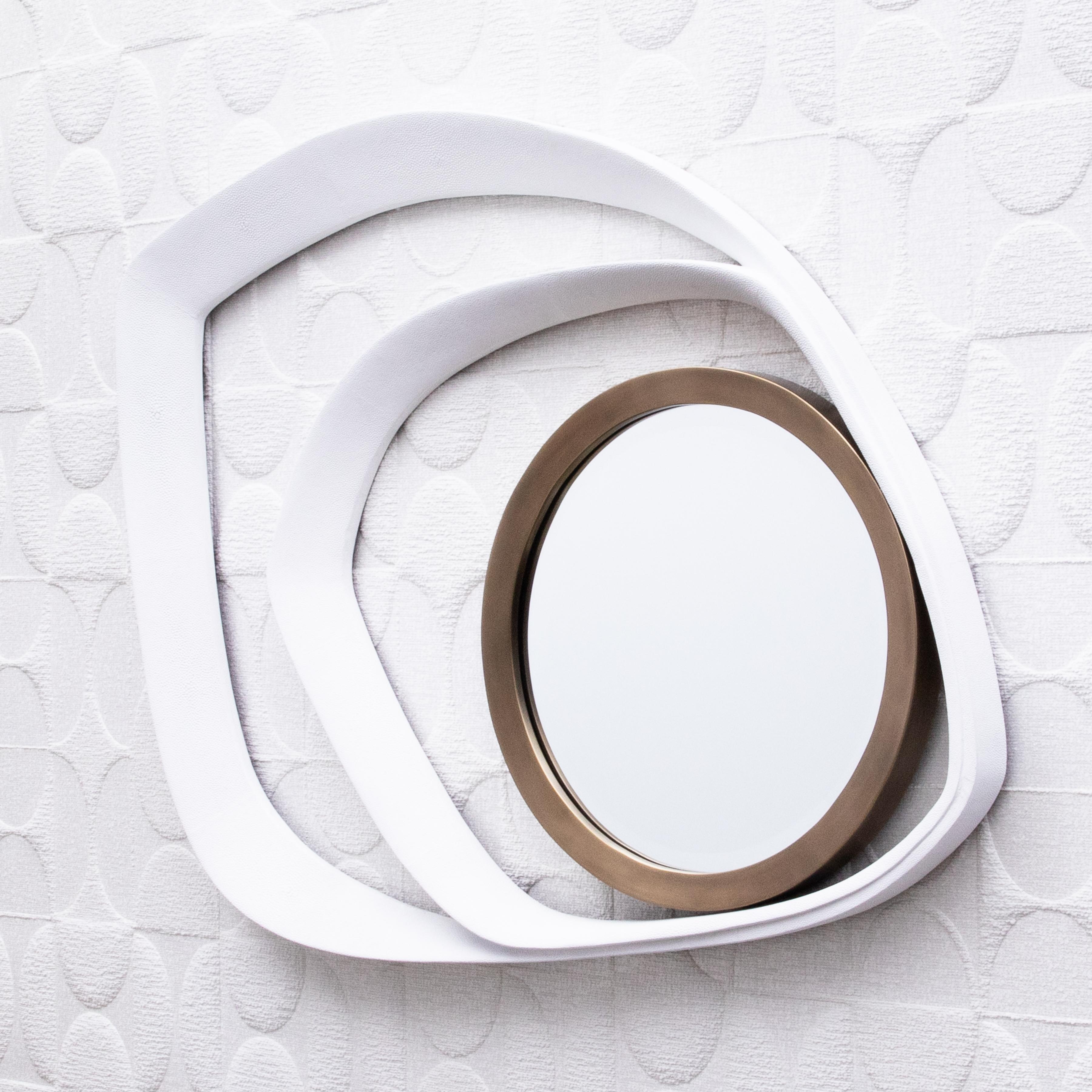 Filippino Specchio moderno in zigrino bianco con dettagli in ottone patinato bronzo di R&Y Augousti in vendita