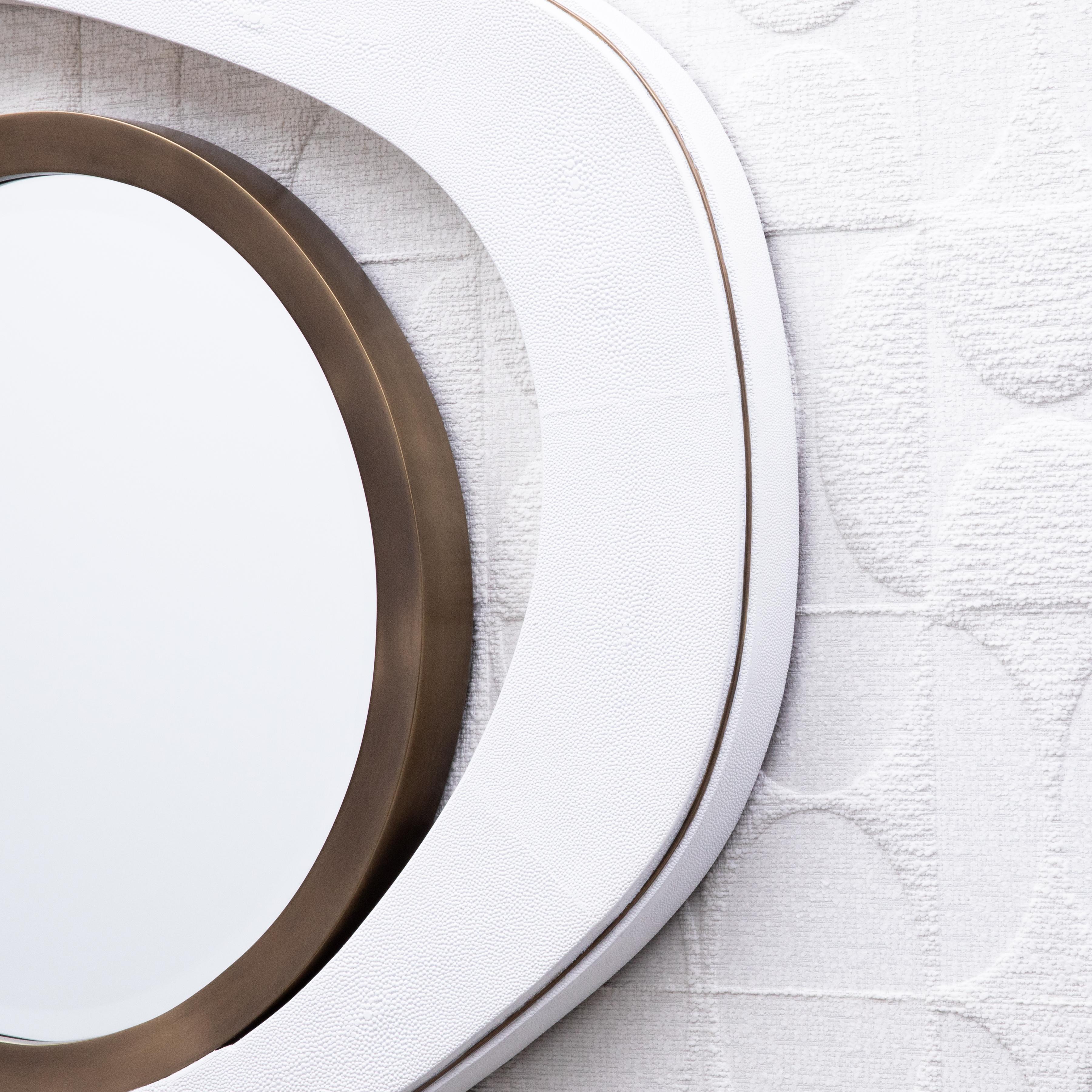 Filippino Specchio moderno in zigrino bianco con dettagli in ottone patinato bronzo di R&Y Augousti in vendita