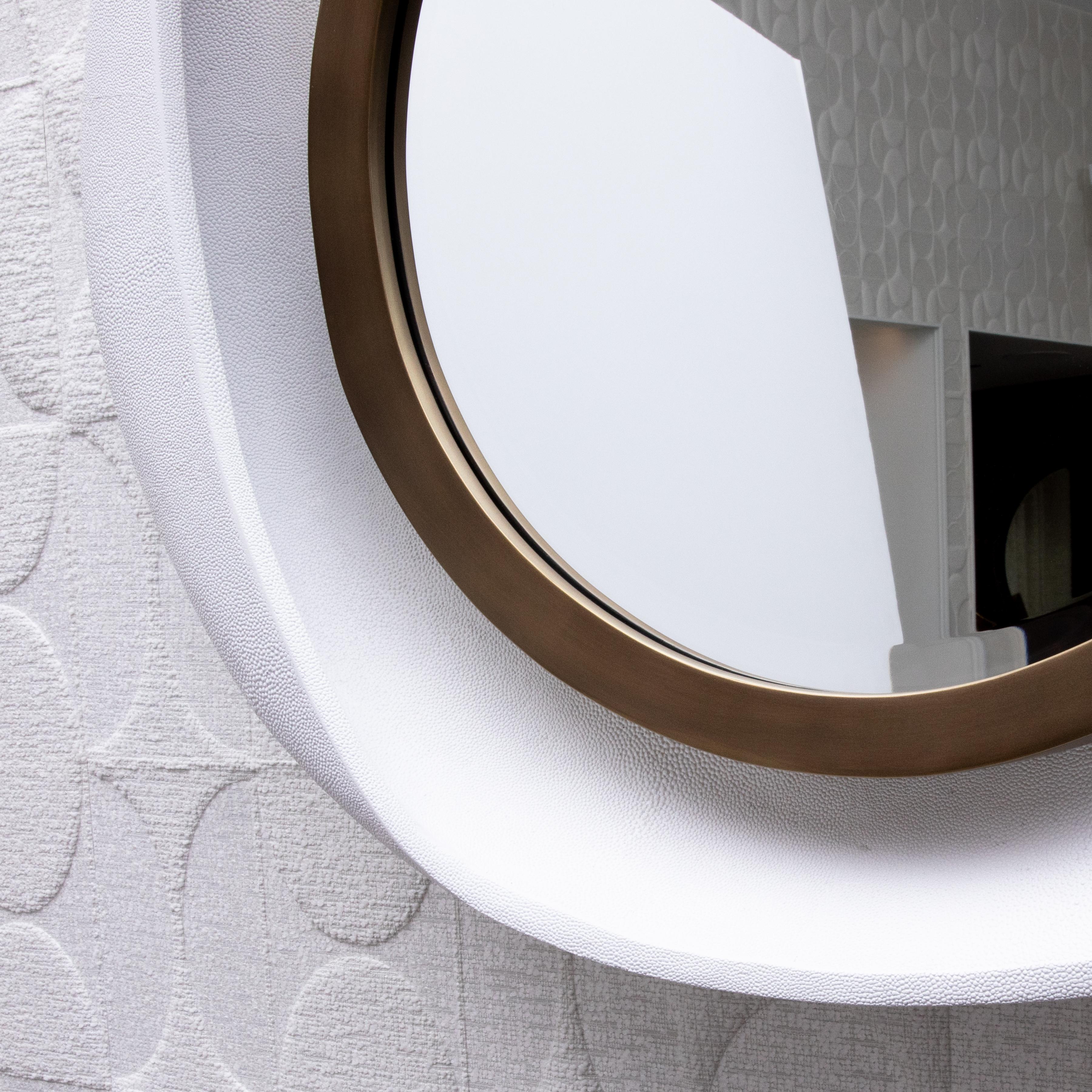 Fatto a mano Specchio moderno in zigrino bianco con dettagli in ottone patinato bronzo di R&Y Augousti in vendita