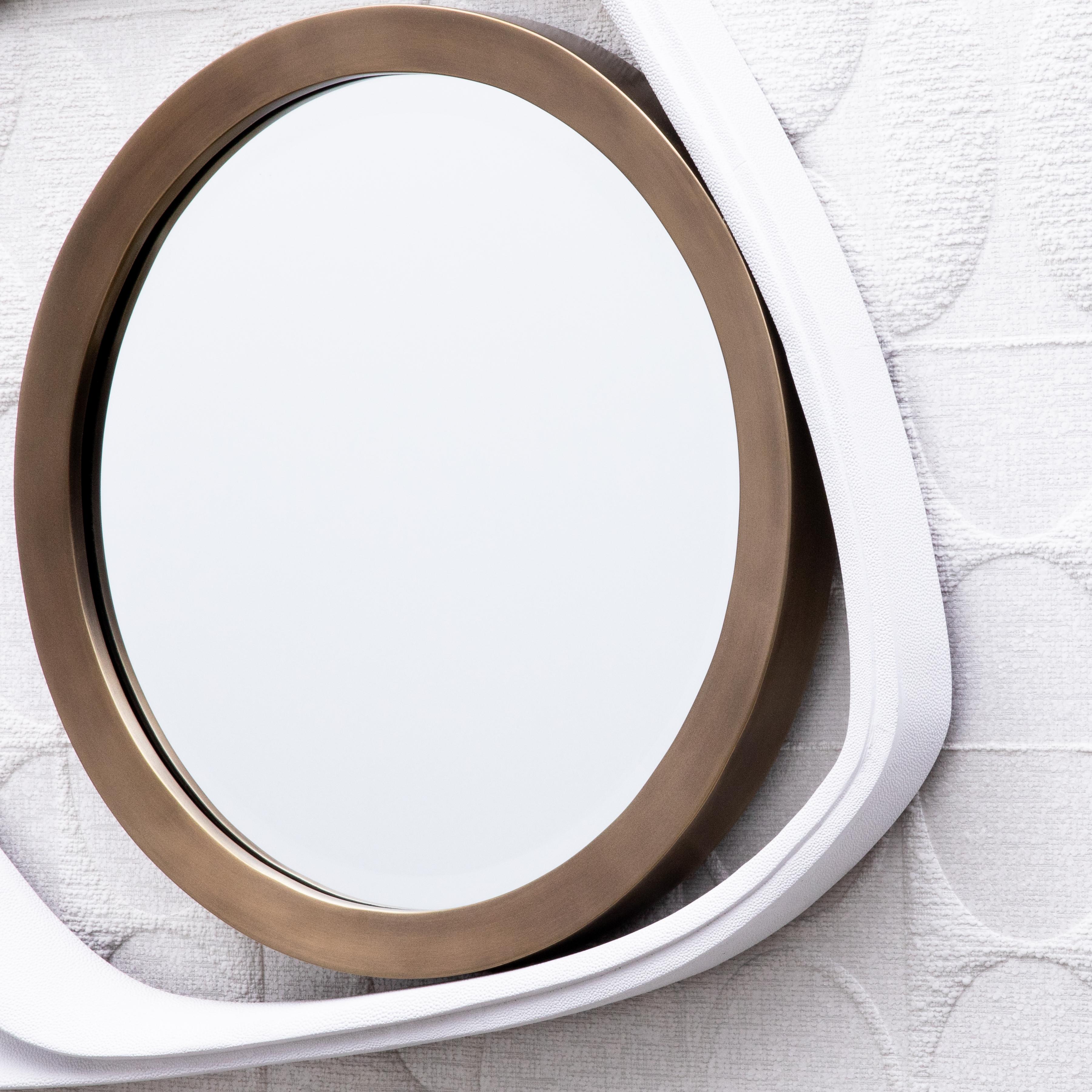 Fatto a mano Specchio moderno in zigrino bianco con dettagli in ottone patinato bronzo di R&Y Augousti in vendita