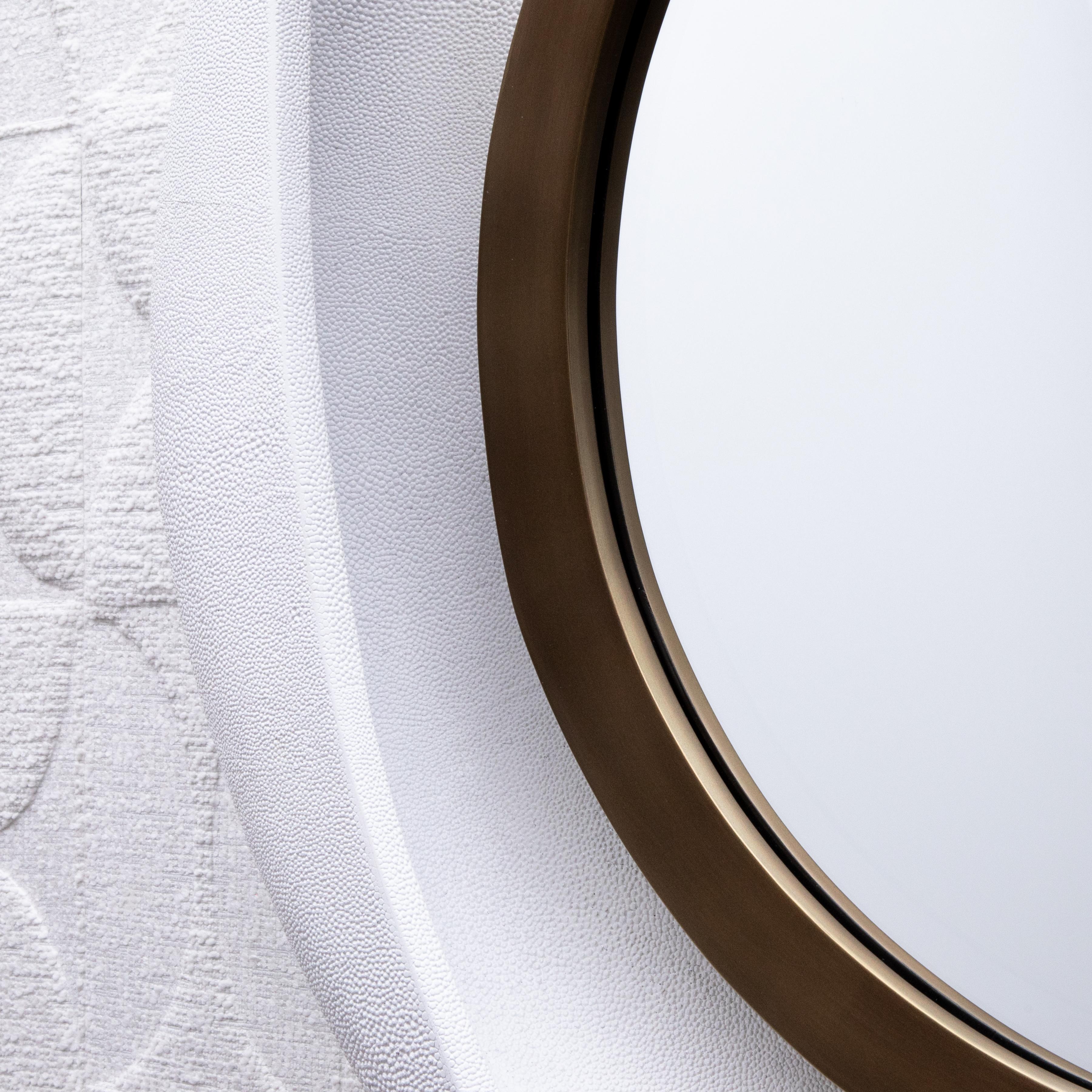 Specchio moderno in zigrino bianco con dettagli in ottone patinato bronzo di R&Y Augousti In condizioni Nuovo in vendita a West Hollywood, CA