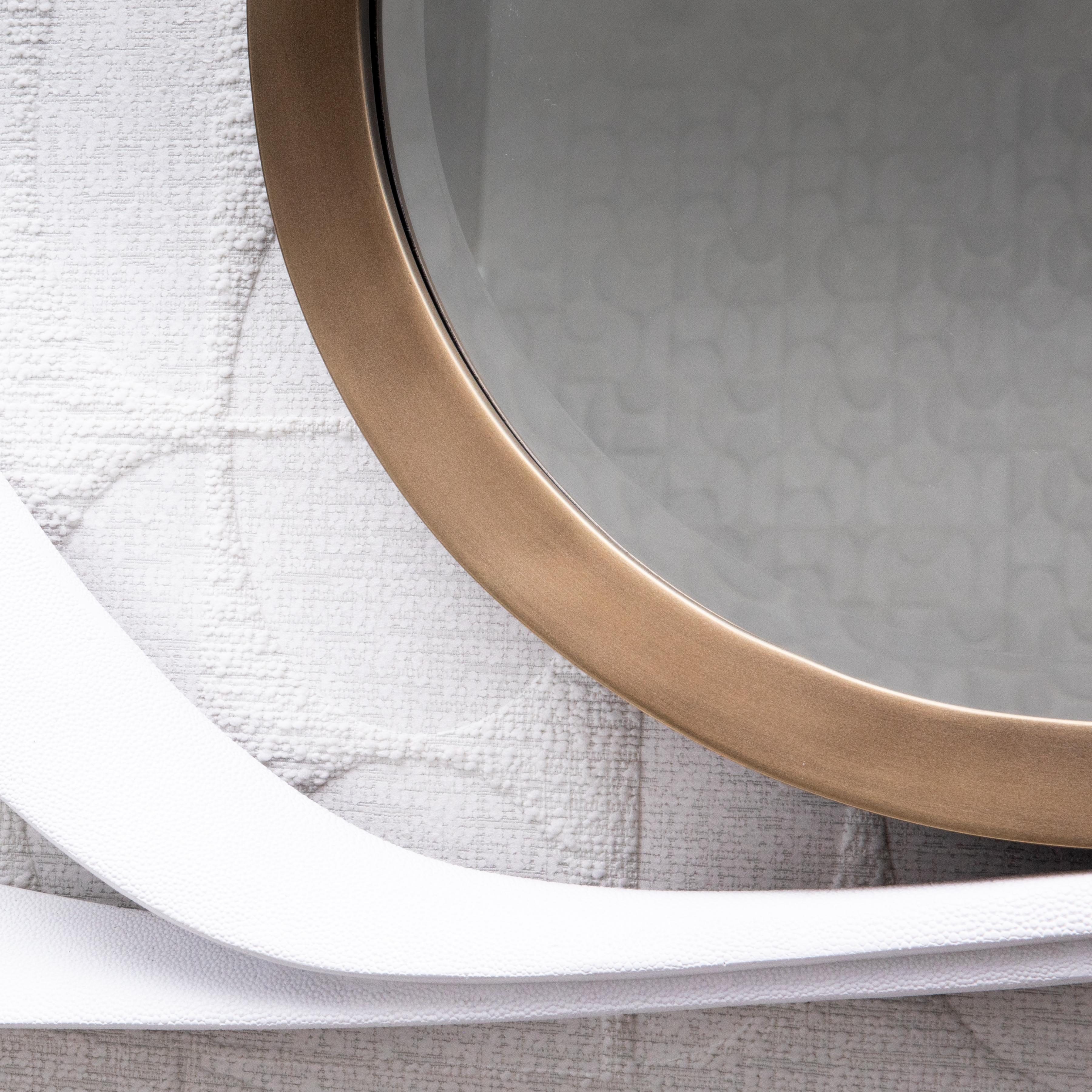 Specchio moderno in zigrino bianco con dettagli in ottone patinato bronzo di R&Y Augousti In condizioni Nuovo in vendita a West Hollywood, CA