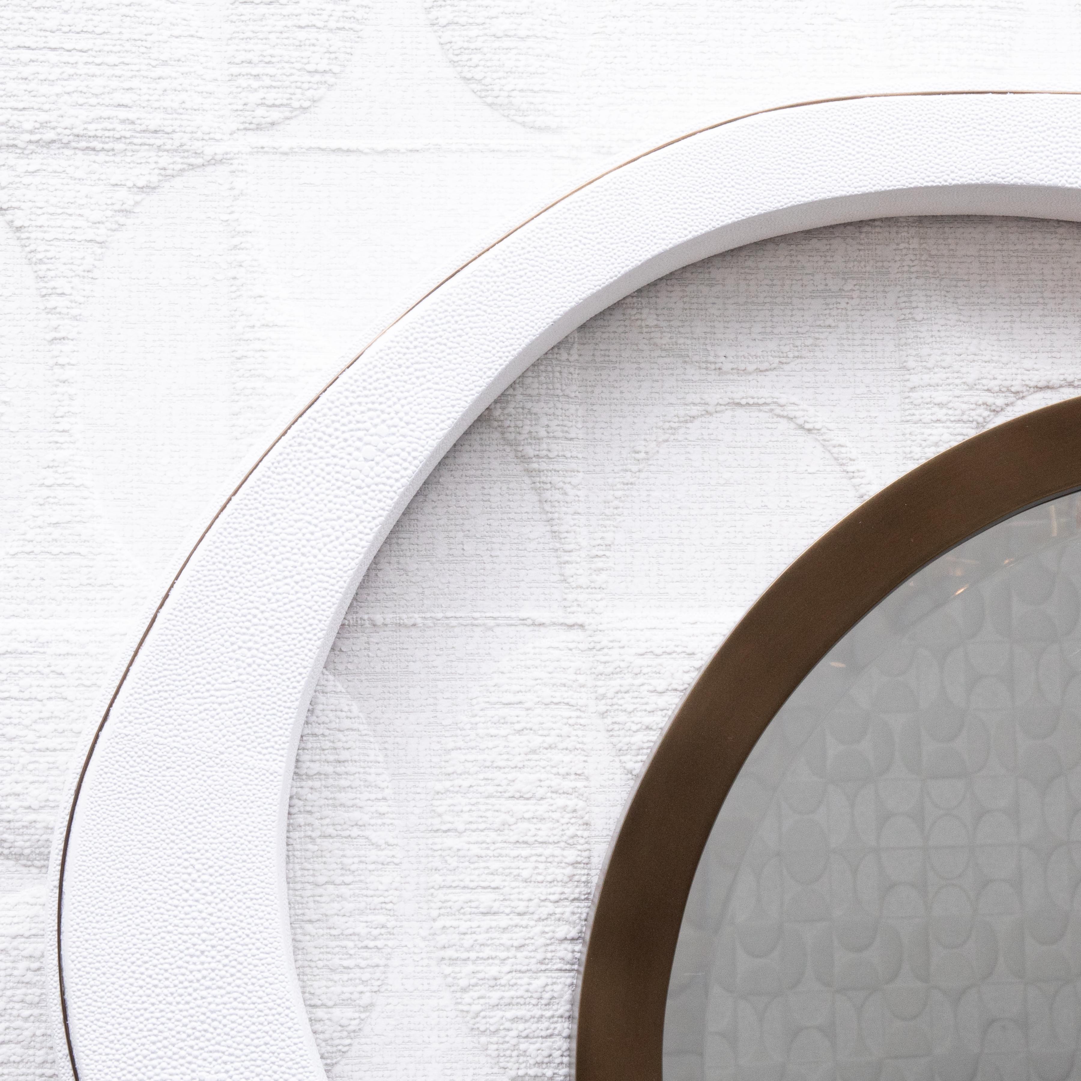 Specchio moderno in zigrino bianco con dettagli in ottone patinato bronzo di R&Y Augousti In condizioni Nuovo in vendita a West Hollywood, CA