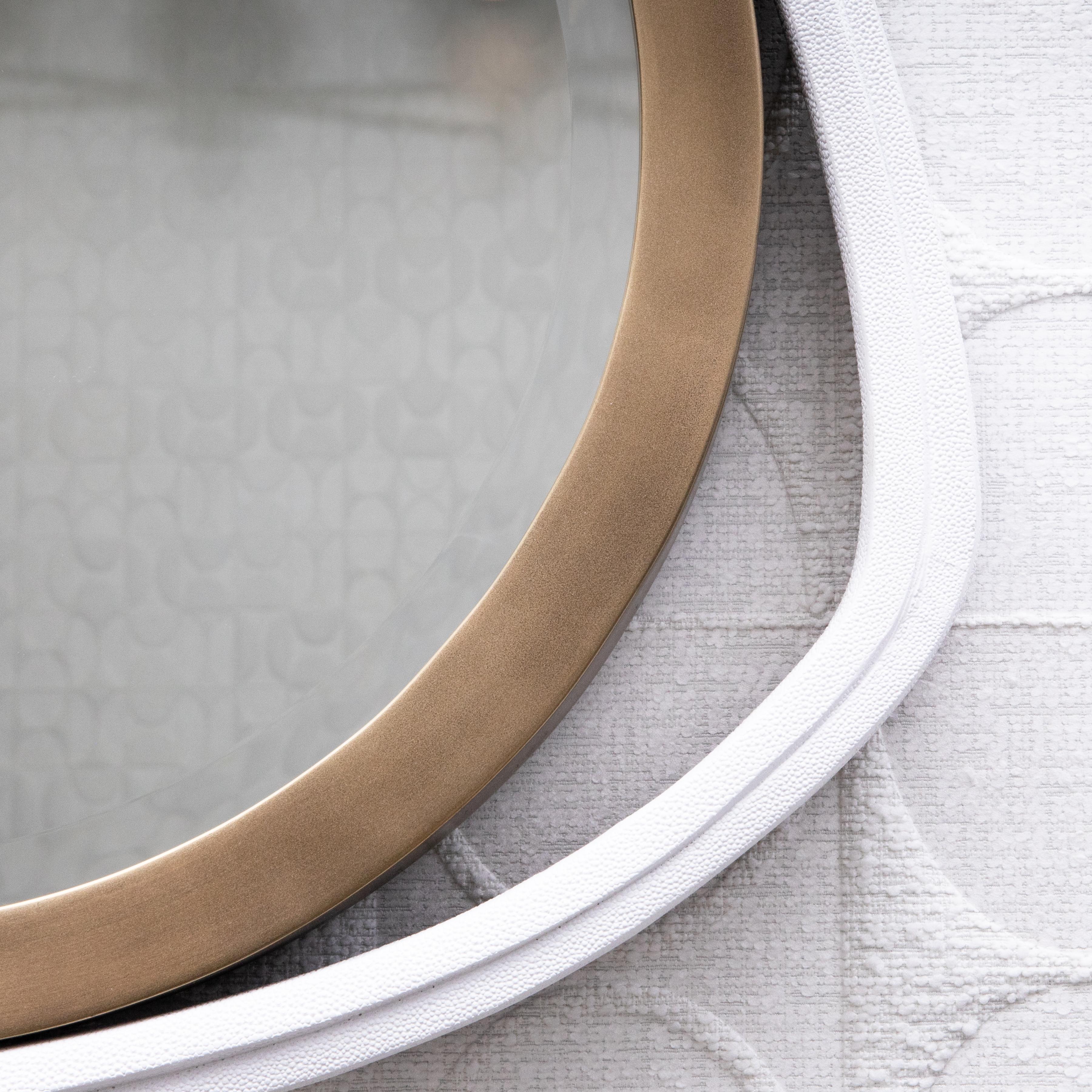 XXI secolo e contemporaneo Specchio moderno in zigrino bianco con dettagli in ottone patinato bronzo di R&Y Augousti in vendita