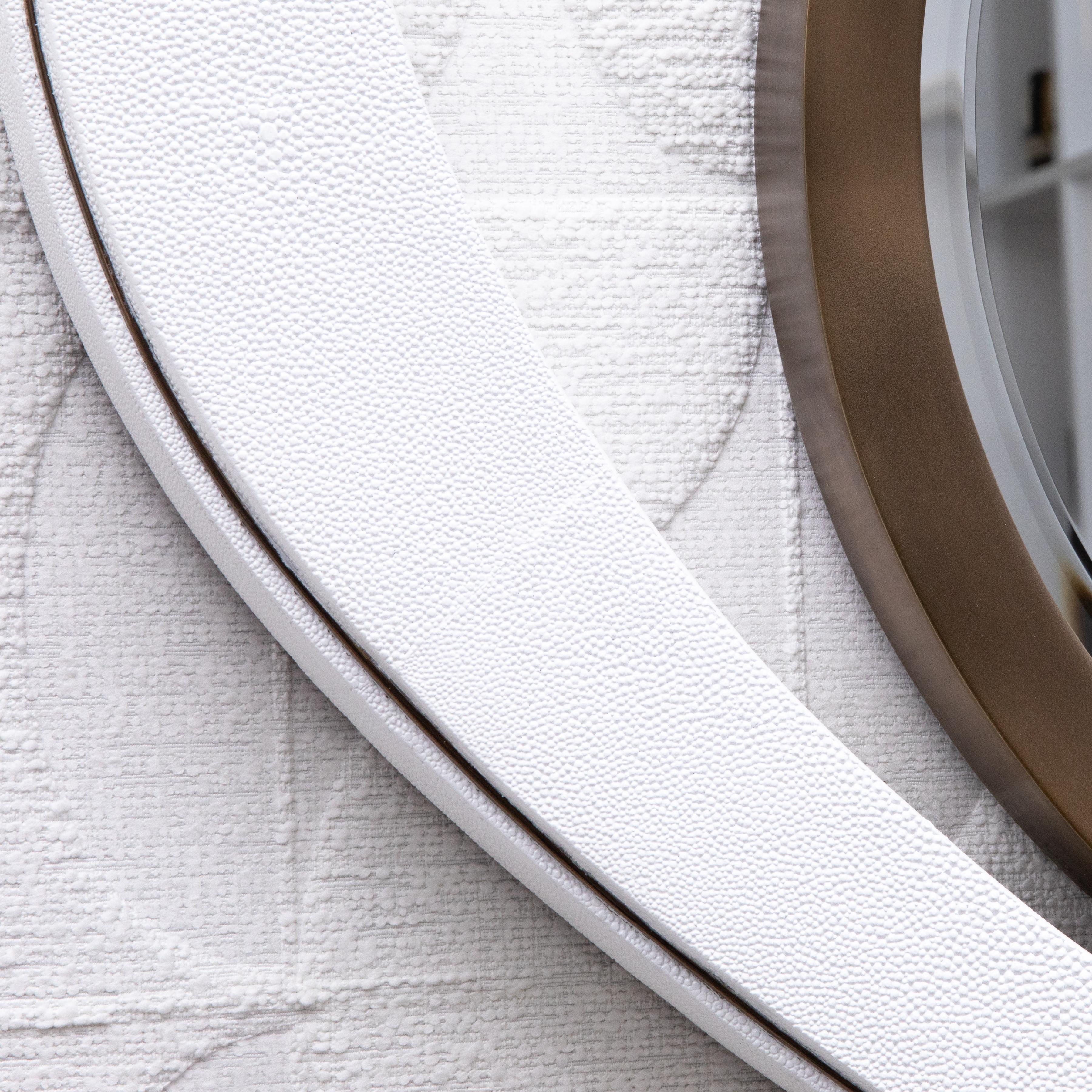 XXI secolo e contemporaneo Specchio moderno in zigrino bianco con dettagli in ottone patinato bronzo di R&Y Augousti in vendita
