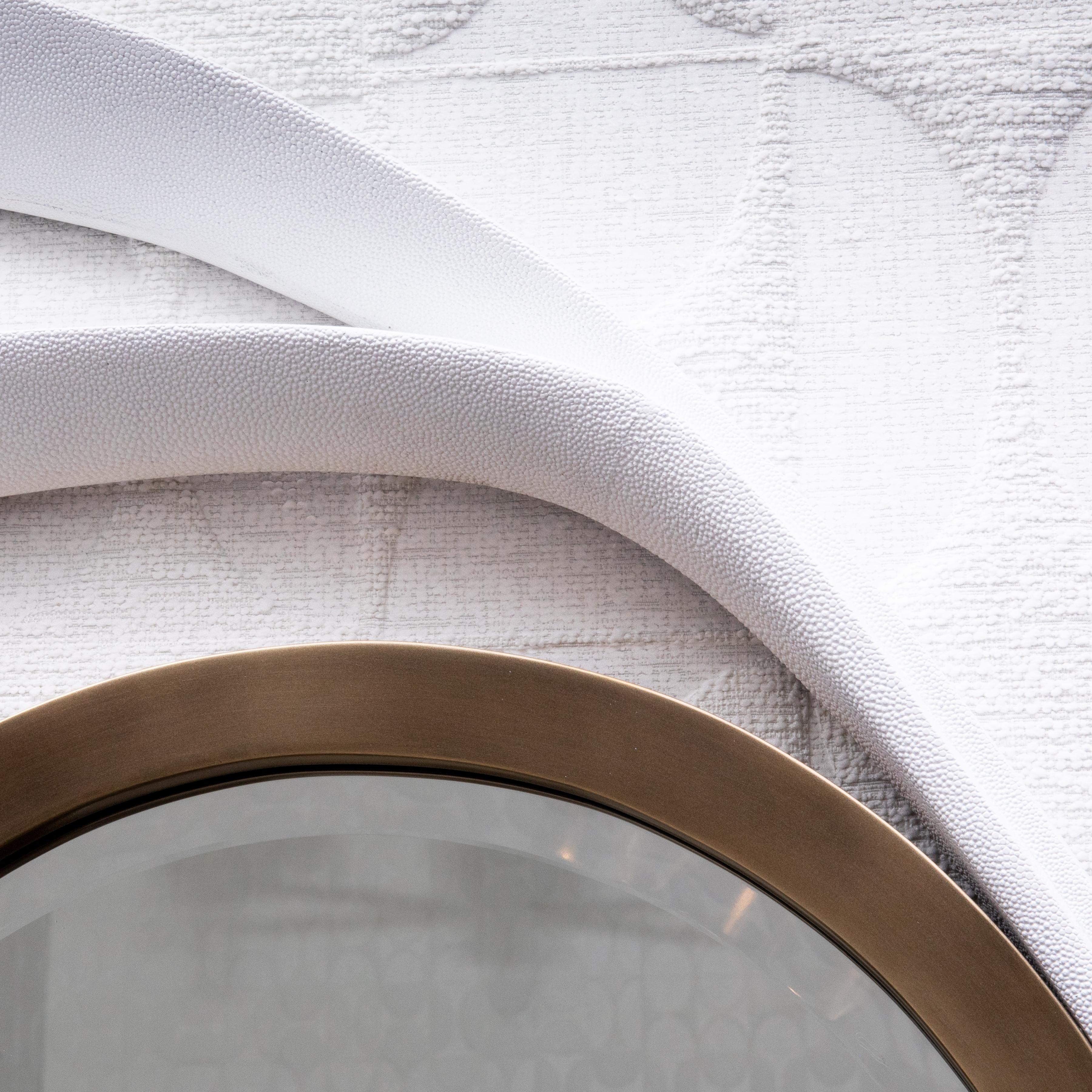Ottone Specchio moderno in zigrino bianco con dettagli in ottone patinato bronzo di R&Y Augousti in vendita