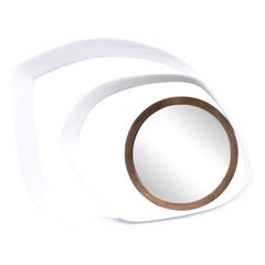 Miroir Modernity en galuchat blanc avec détails en laiton patiné bronze par R&Y Augousti