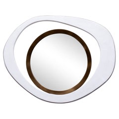 Miroir Modernity en galuchat blanc avec détails en laiton patiné bronze par R&Y Augousti