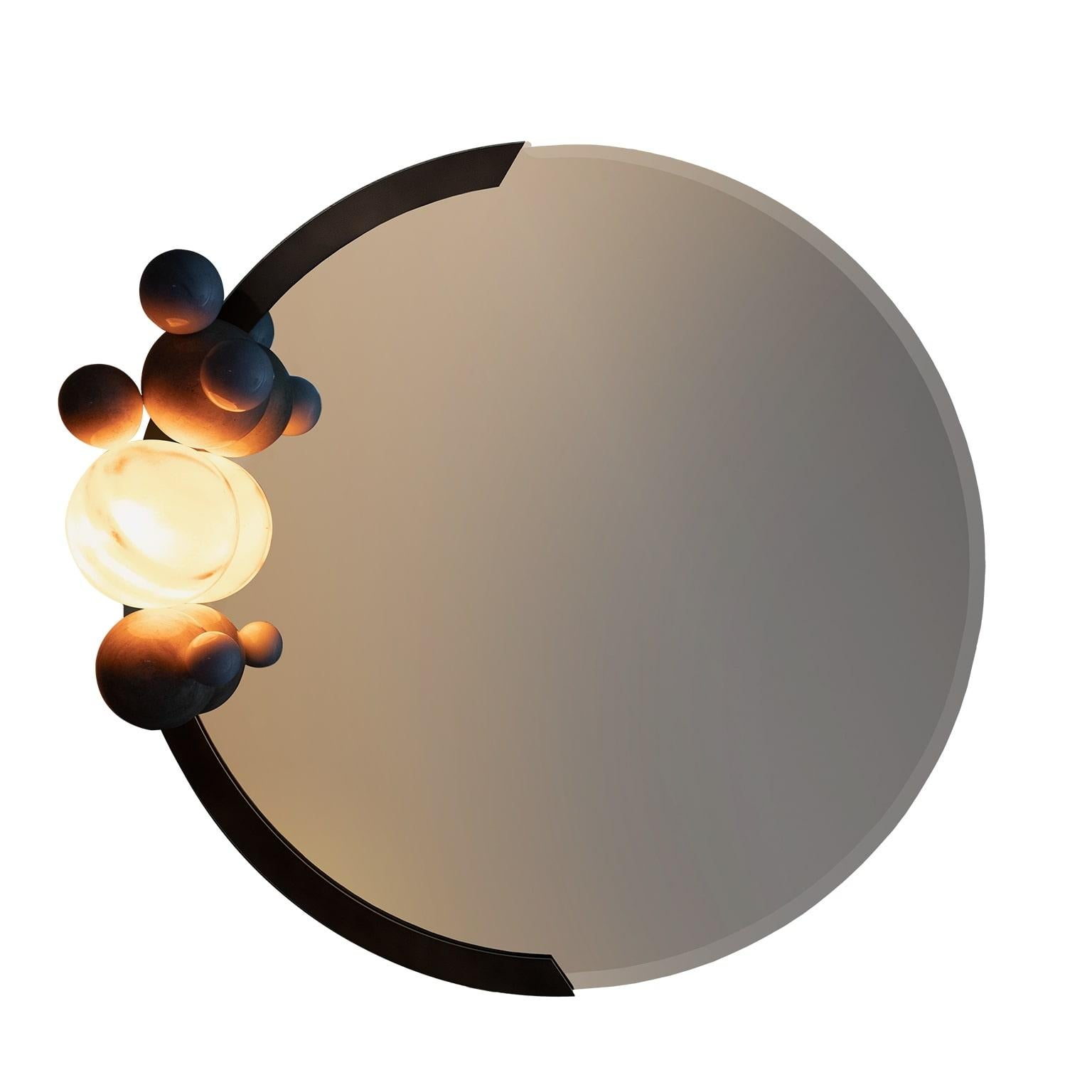 Titan Mirror ist ein modernes Spiegeldesign für ein modernes Wanddekorationsstück. Titan, der größte Mond des Saturn, wurde vom Sonnensystem inspiriert. Spontan und raffiniert stellt dieser Wandspiegel eine multifunktionale Designvision dar.