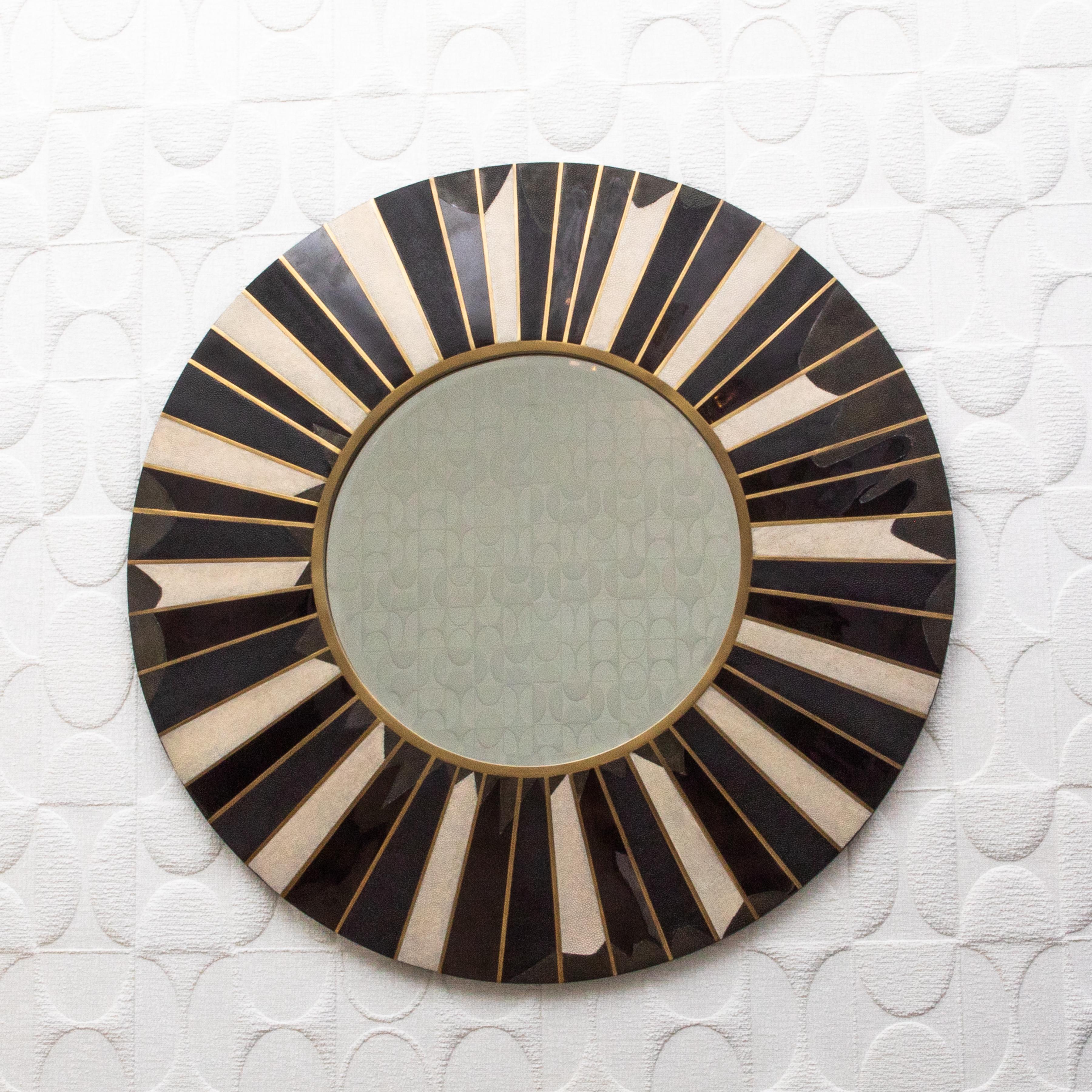 Der Sunburst Mirror von R&Y Augousti ist eine exquisite Verkörperung von Art-Déco-Eleganz und handwerklicher Kunstfertigkeit. Dieser auffällige Spiegel besticht durch ein dynamisches Spiel luxuriöser Materialien, bei dem die komplizierten Strukturen