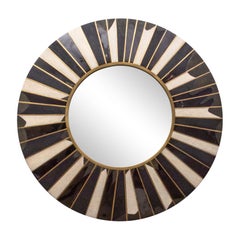 Miroir moderne en galuchat, coquillage et laiton de R&Y Augousti