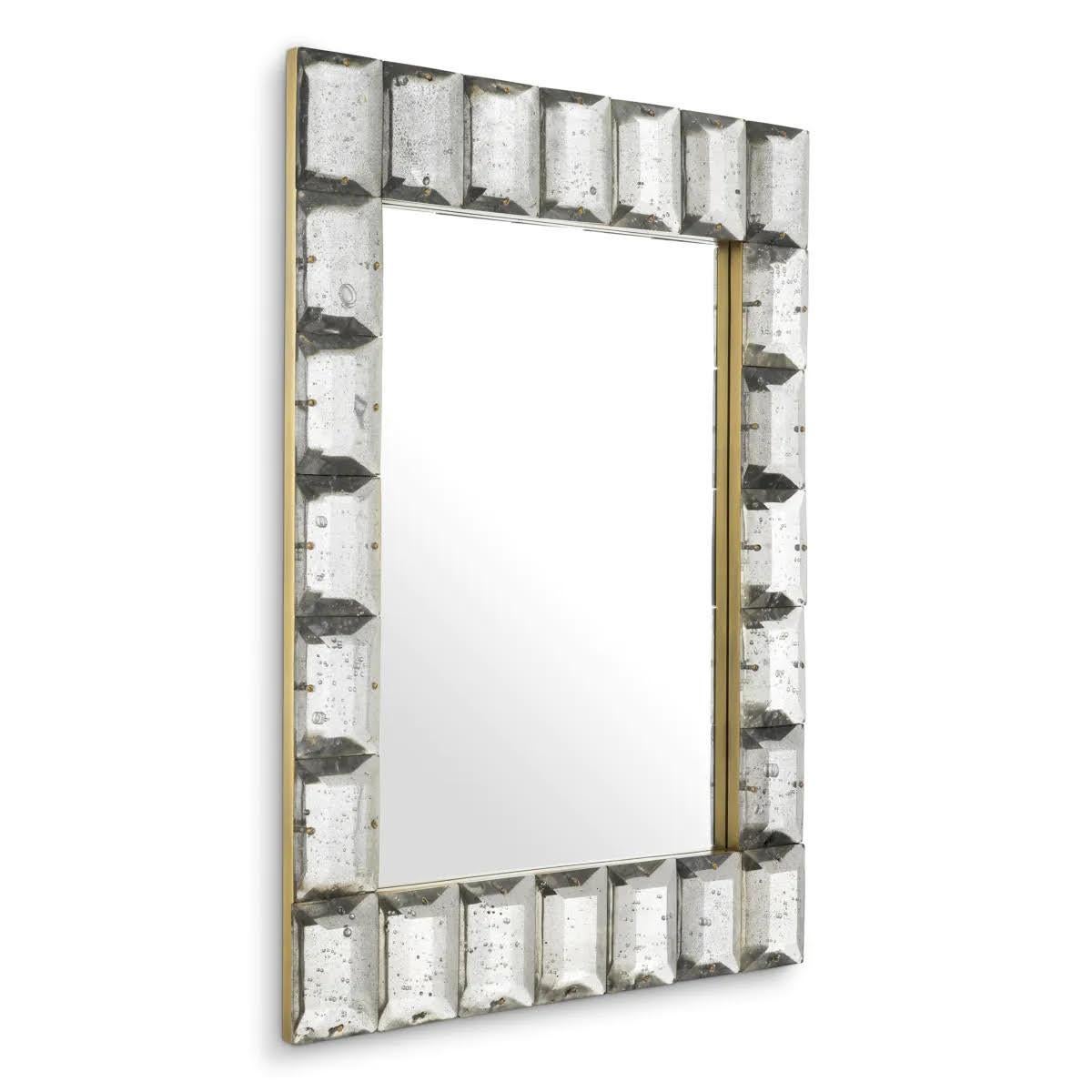Ce miroir est une pièce remarquable qui met en valeur la beauté de l'artisanat avec son luxueux verre fait à la main. Avec sa finition en laiton vintage, ce miroir ajoute sans effort une touche de sophistication à tout espace. Parfaite pour embellir