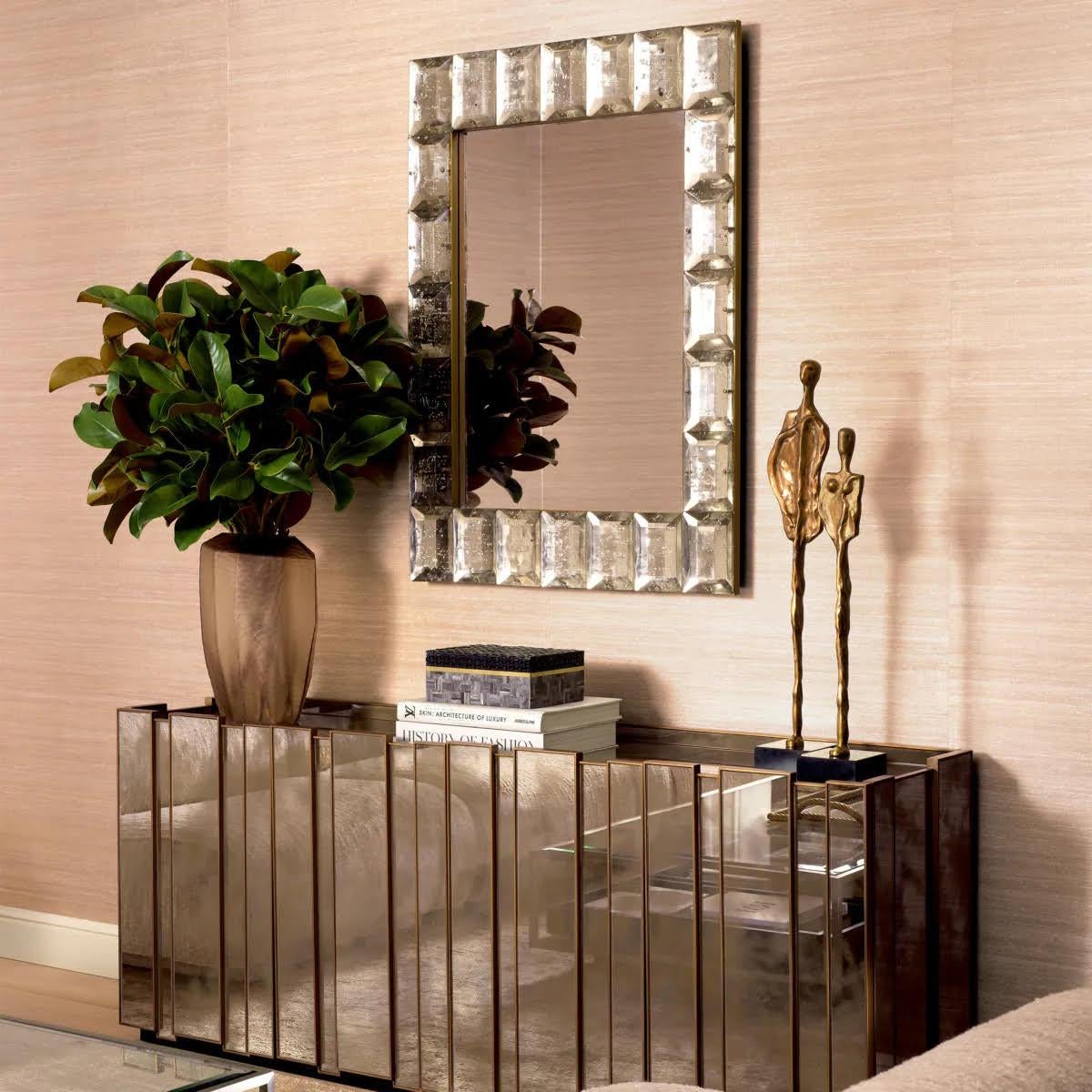 Moderne Miroir moderne avec finition en laiton vintage et verre artisanal. en vente