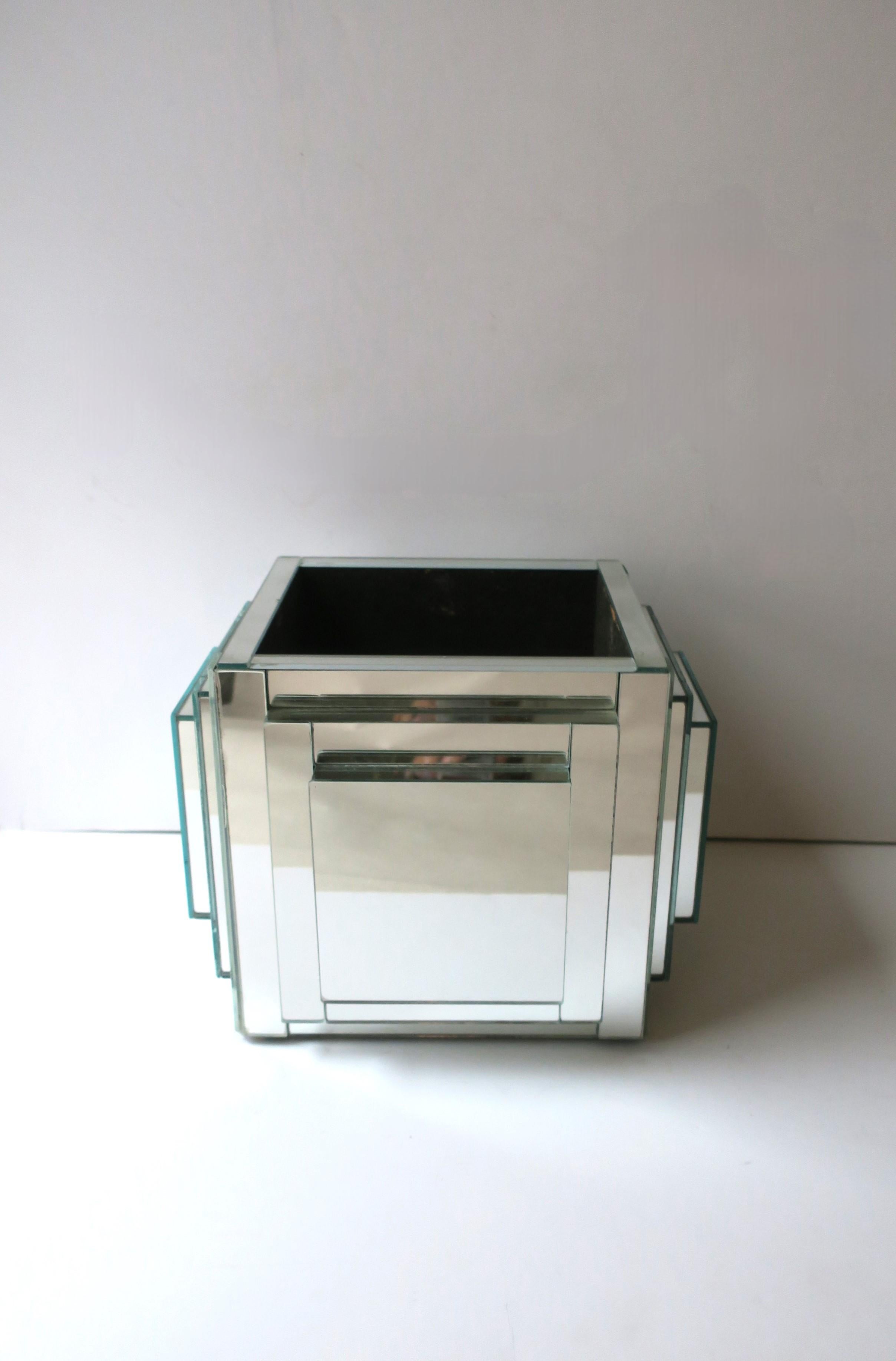 Modern Mirrored Planter Cachepot Jardinière, circa 1970s For Sale 1