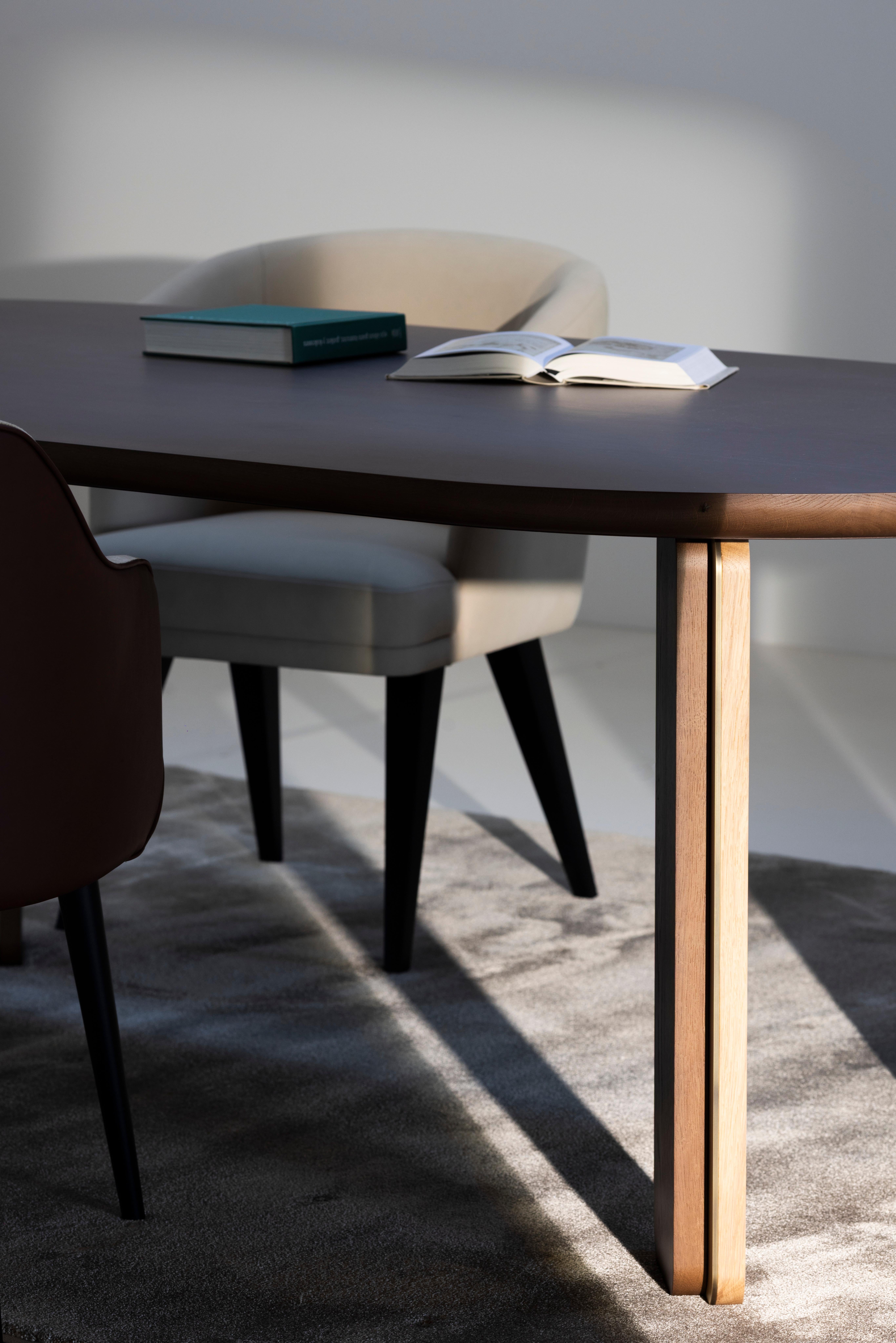 Mesa de Comedor Moderna Despareja, Roble Macizo, Latón Hecha a Mano por Greenapple en venta 2