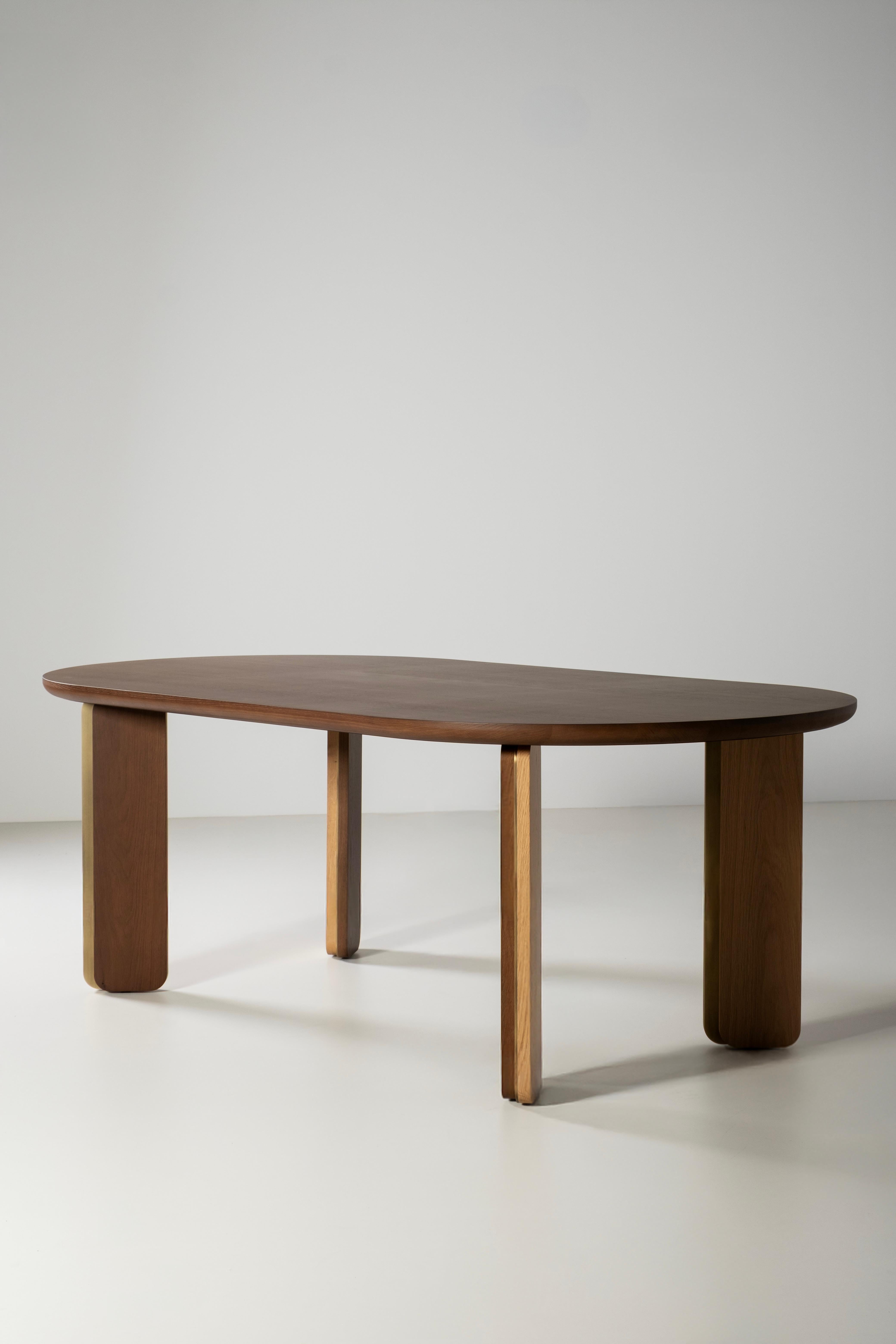 Tavolo da pranzo moderno Mismatch, collezione contemporanea, realizzato a mano in Portogallo - Europa di Greenapple.

Mismatch combina perfettamente la bellezza dei materiali organici con l'eleganza del design contemporaneo. La superficie a trama