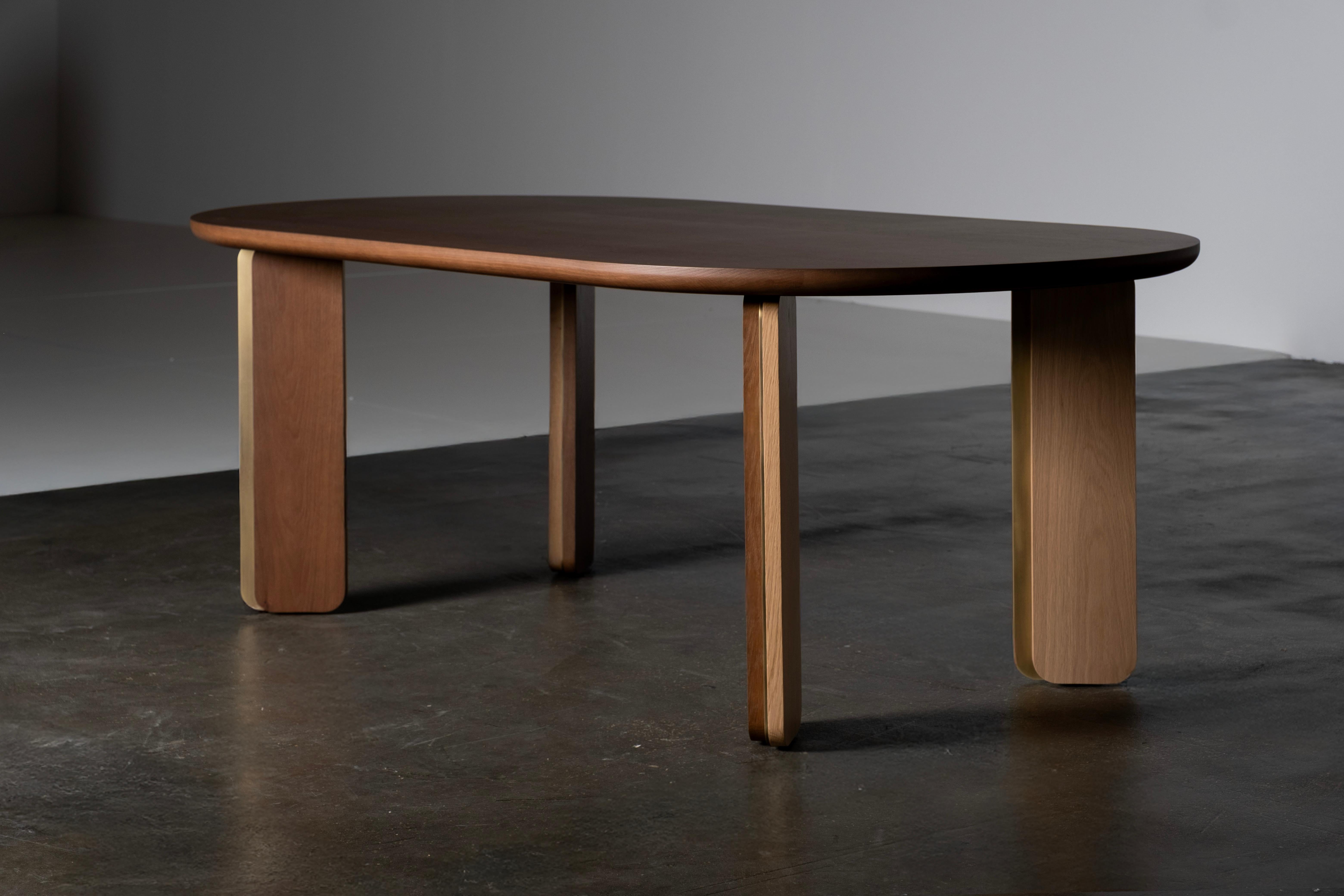 Spazzolato Tavolo da pranzo moderno, Oak massiccio, ottone fatto a mano da Greenapple in vendita