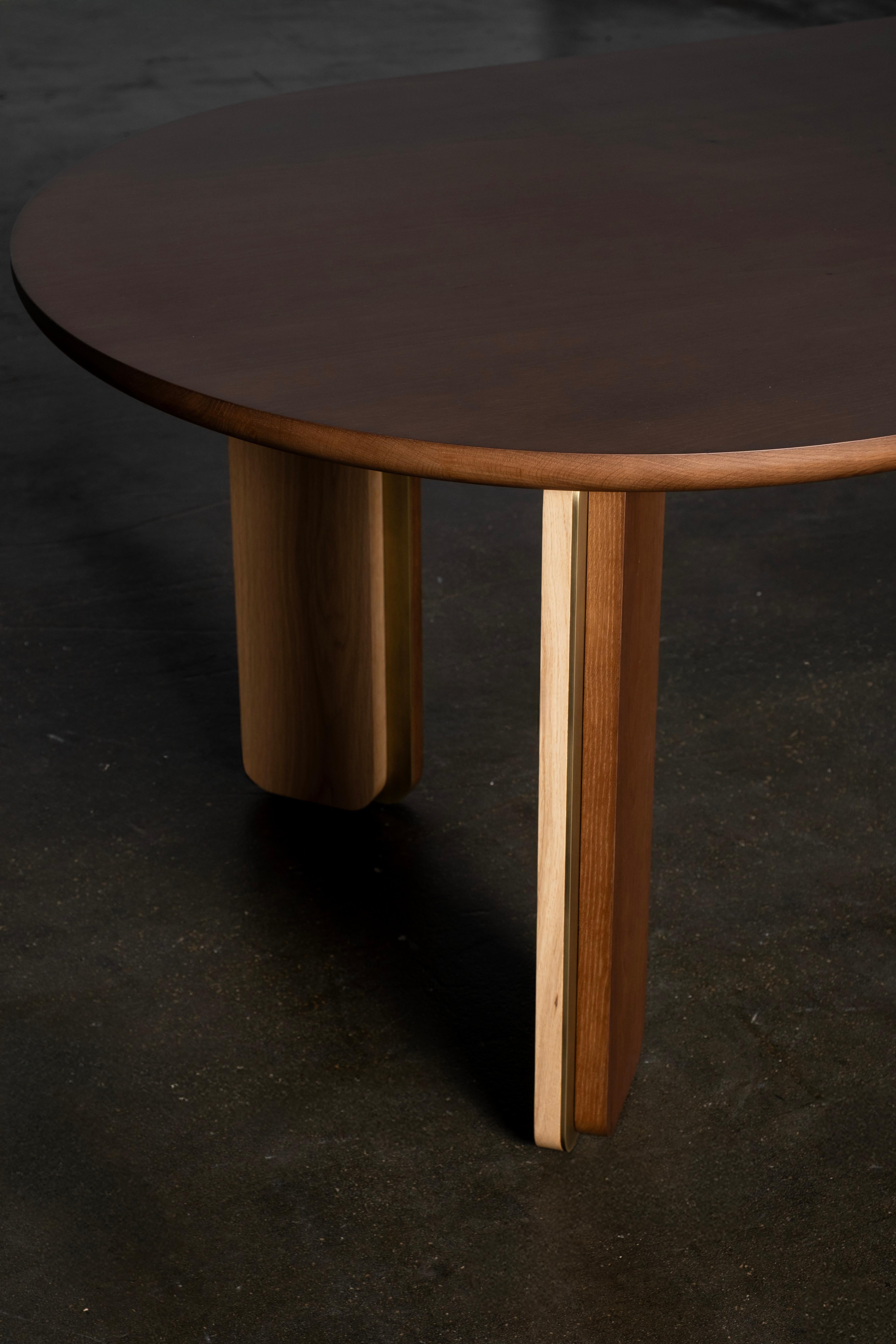 XXI secolo e contemporaneo Tavolo da pranzo moderno, Oak massiccio, ottone fatto a mano da Greenapple in vendita