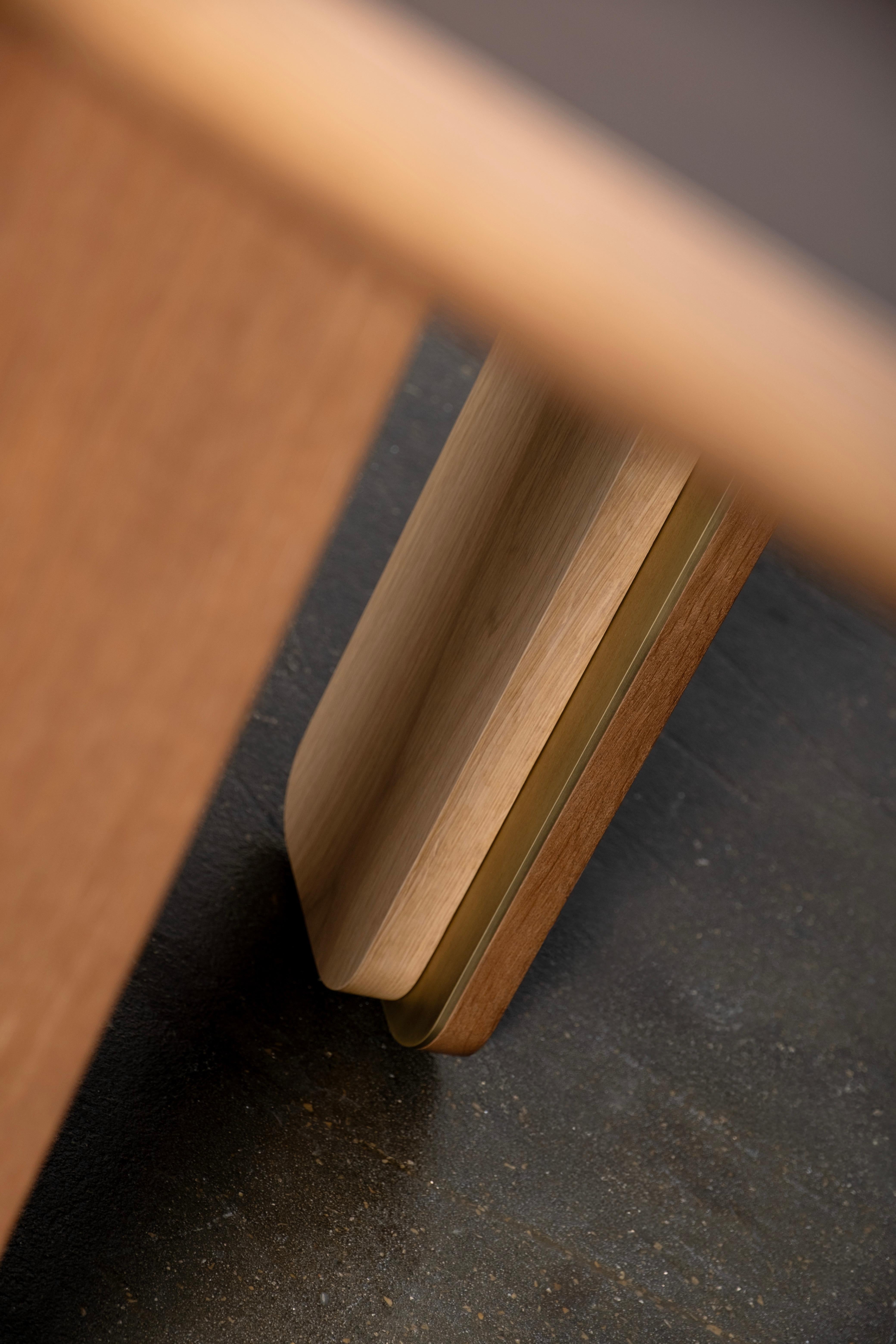 Tavolo da pranzo moderno, Oak massiccio, ottone fatto a mano da Greenapple in vendita 1