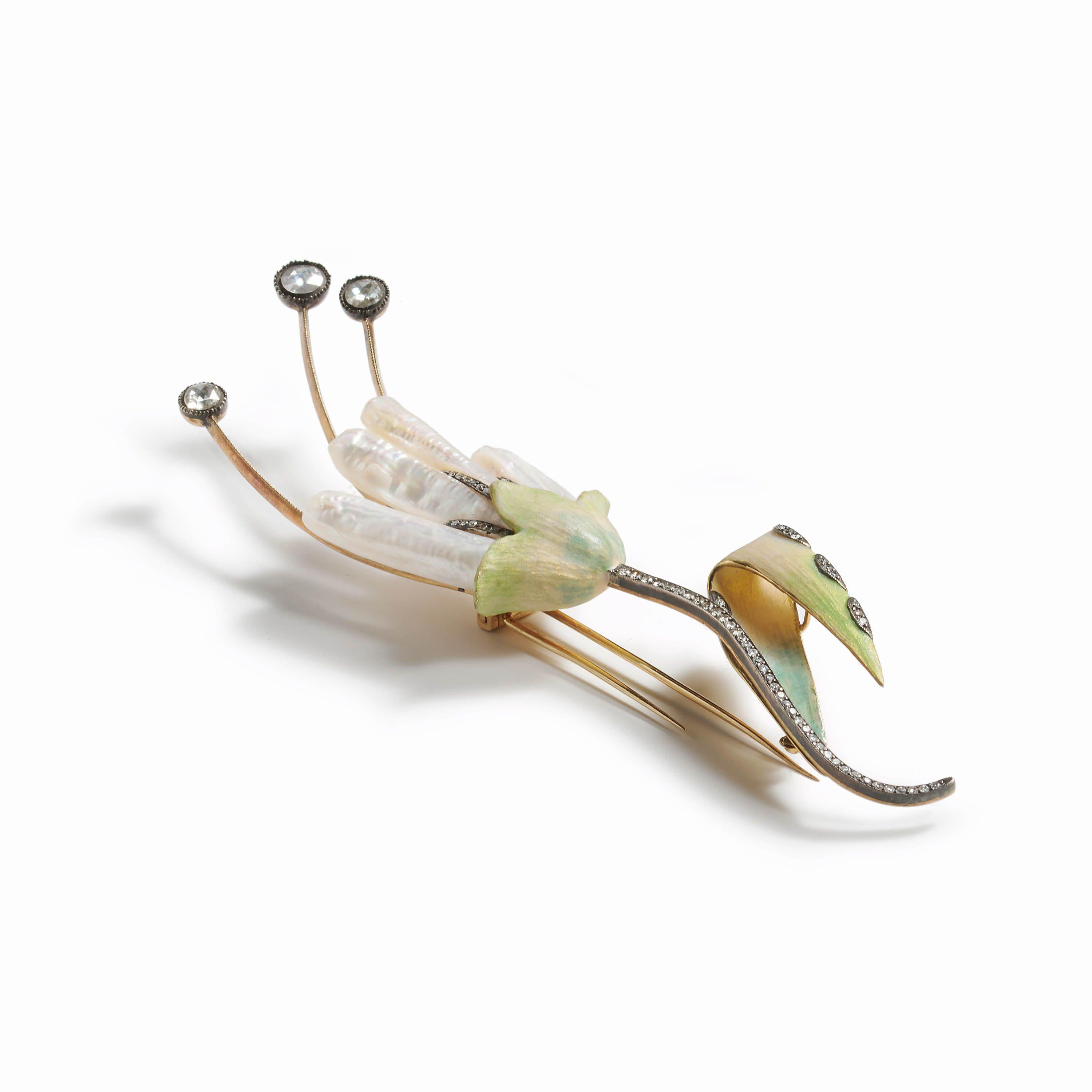 Moderne Mississippi-Blumenbrosche aus Perlen, Diamanten, Emaille, Gold und Silber (Rosenschliff) im Angebot