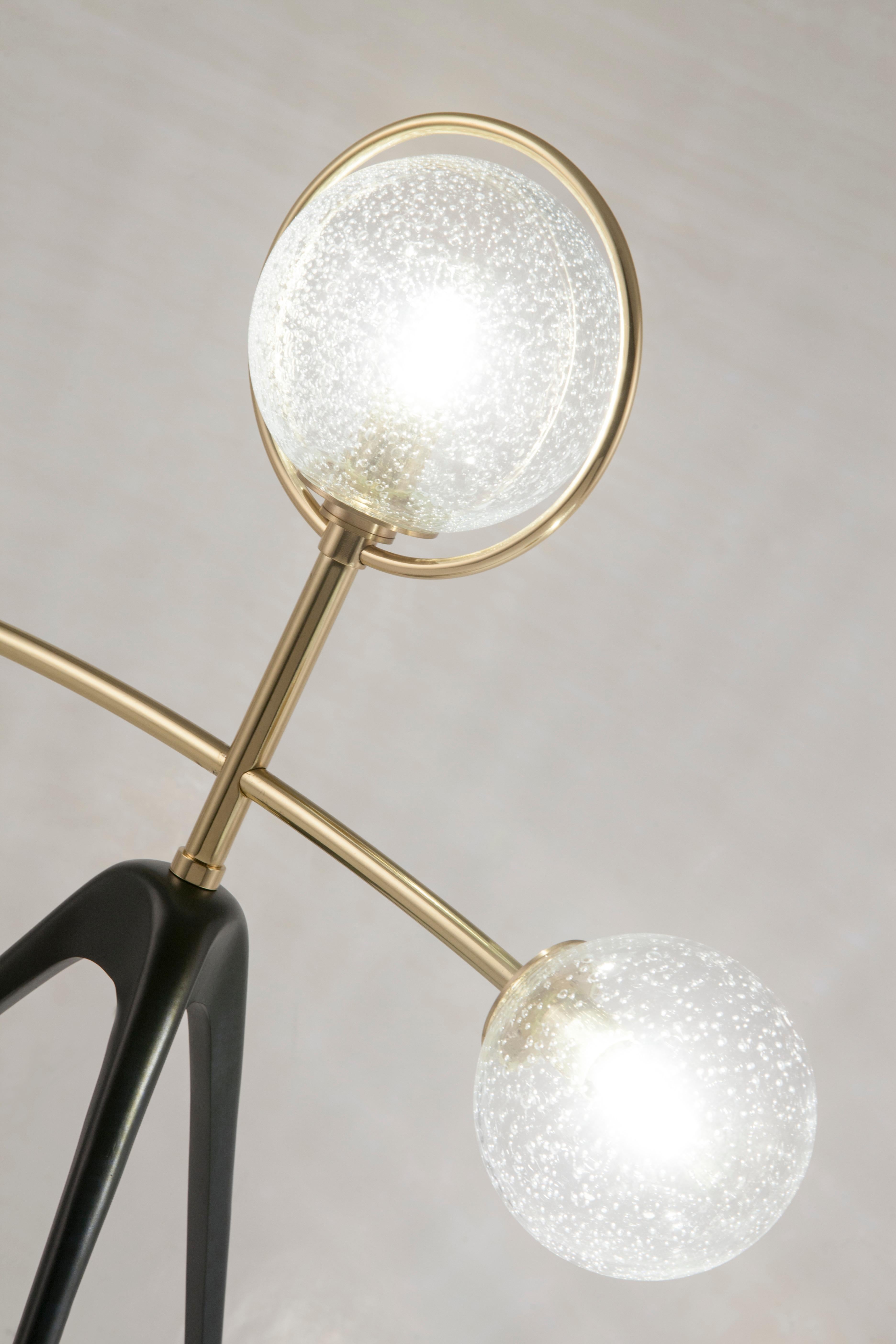 Moderne Lampe de table moderne en laiton et verre dépoli fabriquée à la main au Portugal par Greenapple en vente