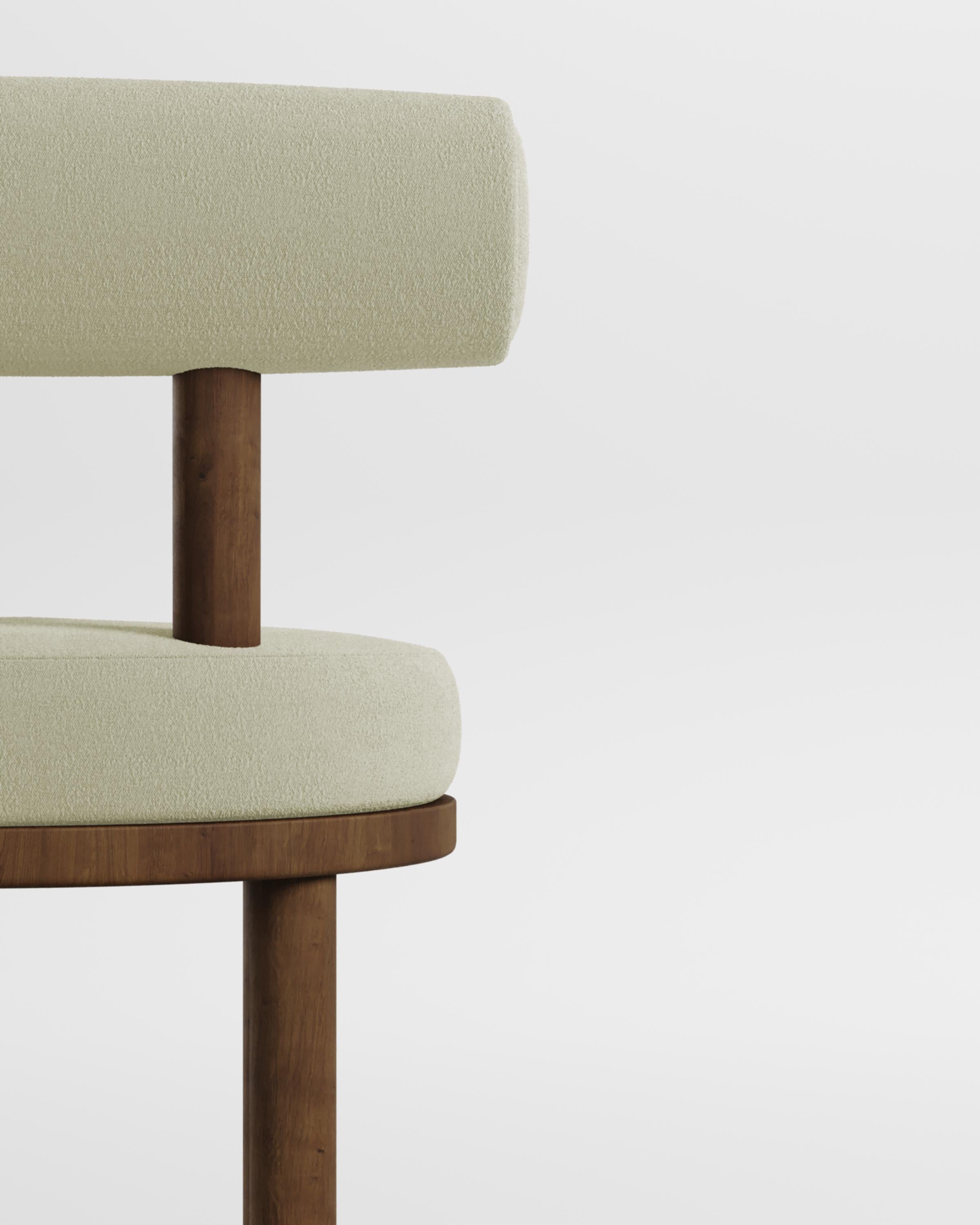 Una sedia che mescola approcci di design moderni e classici.
Progettata per abbracciare il corpo, la sedia resistente e solida presenta una struttura in legno massiccio.

Struttura in legno massiccio di Oak e rivestimento in tessuto