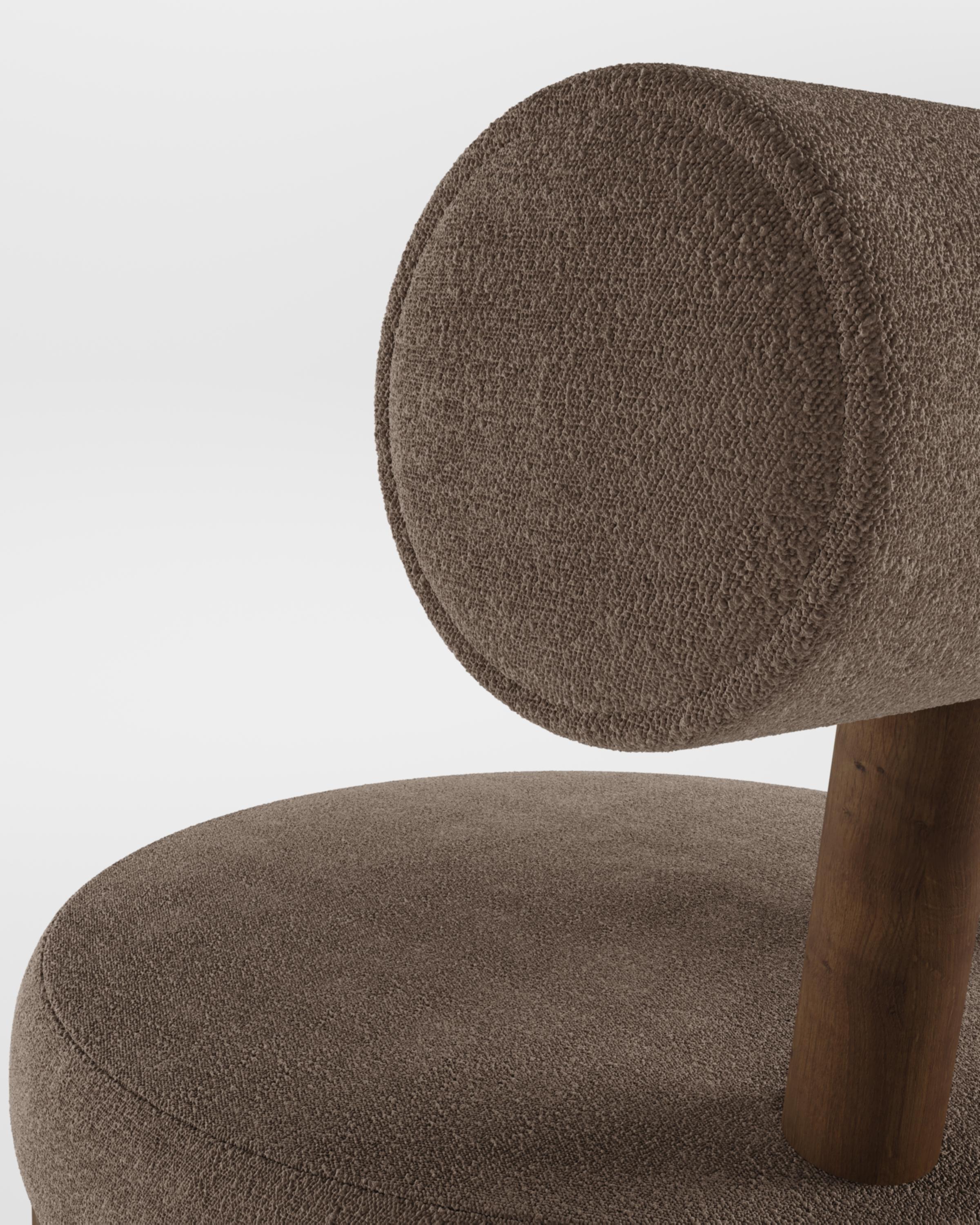 Una sedia che mescola approcci di design moderni e classici.
Progettata per abbracciare il corpo, la sedia resistente e solida presenta una struttura in legno massiccio.

Struttura in legno massiccio di Oak e rivestimento in tessuto