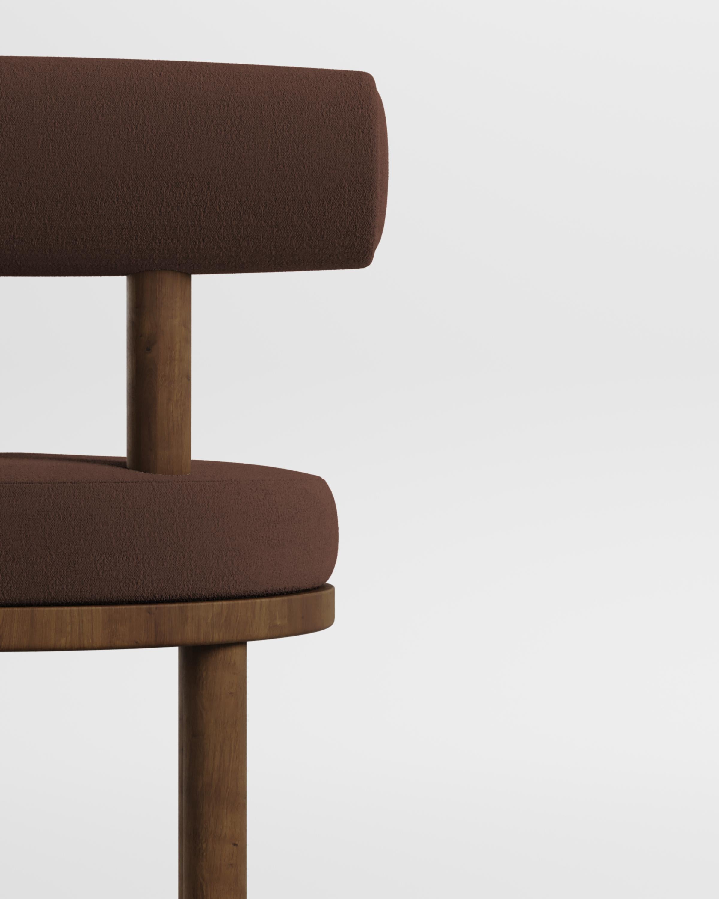 Una sedia che mescola approcci di design moderni e classici.
Progettata per abbracciare il corpo, la sedia resistente e solida presenta una struttura in legno massiccio.

Struttura in legno massiccio di Oak e rivestimento in tessuto