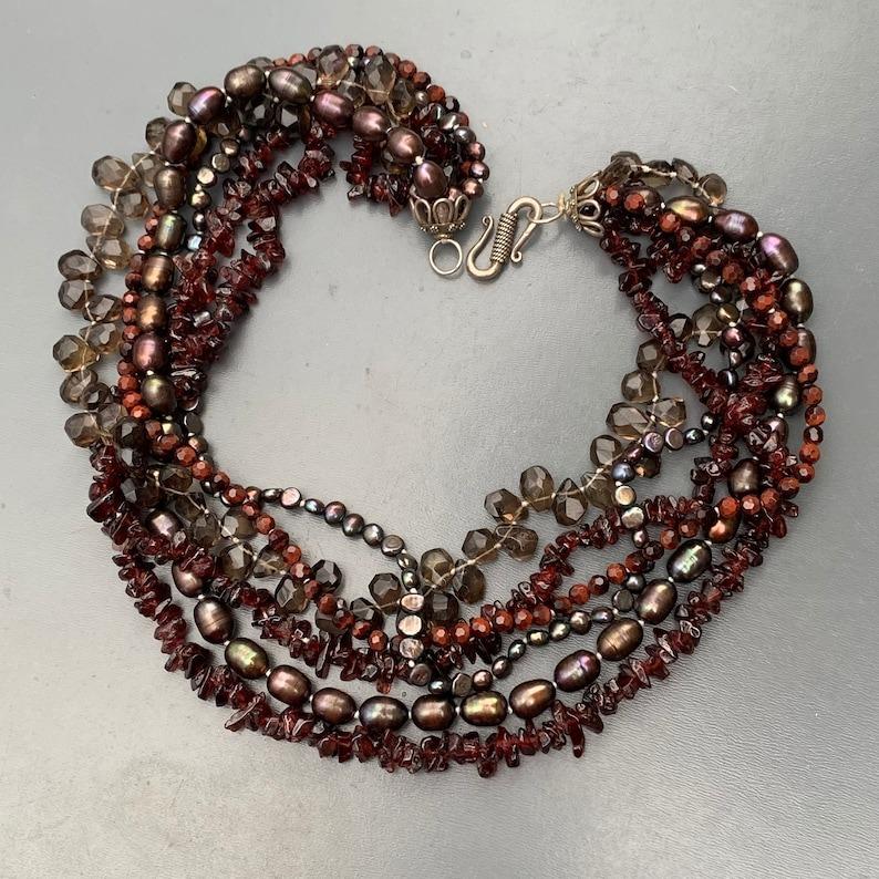 Moderno Collana Torsade moderna/modulare in argento con pietre e perle reali in vendita