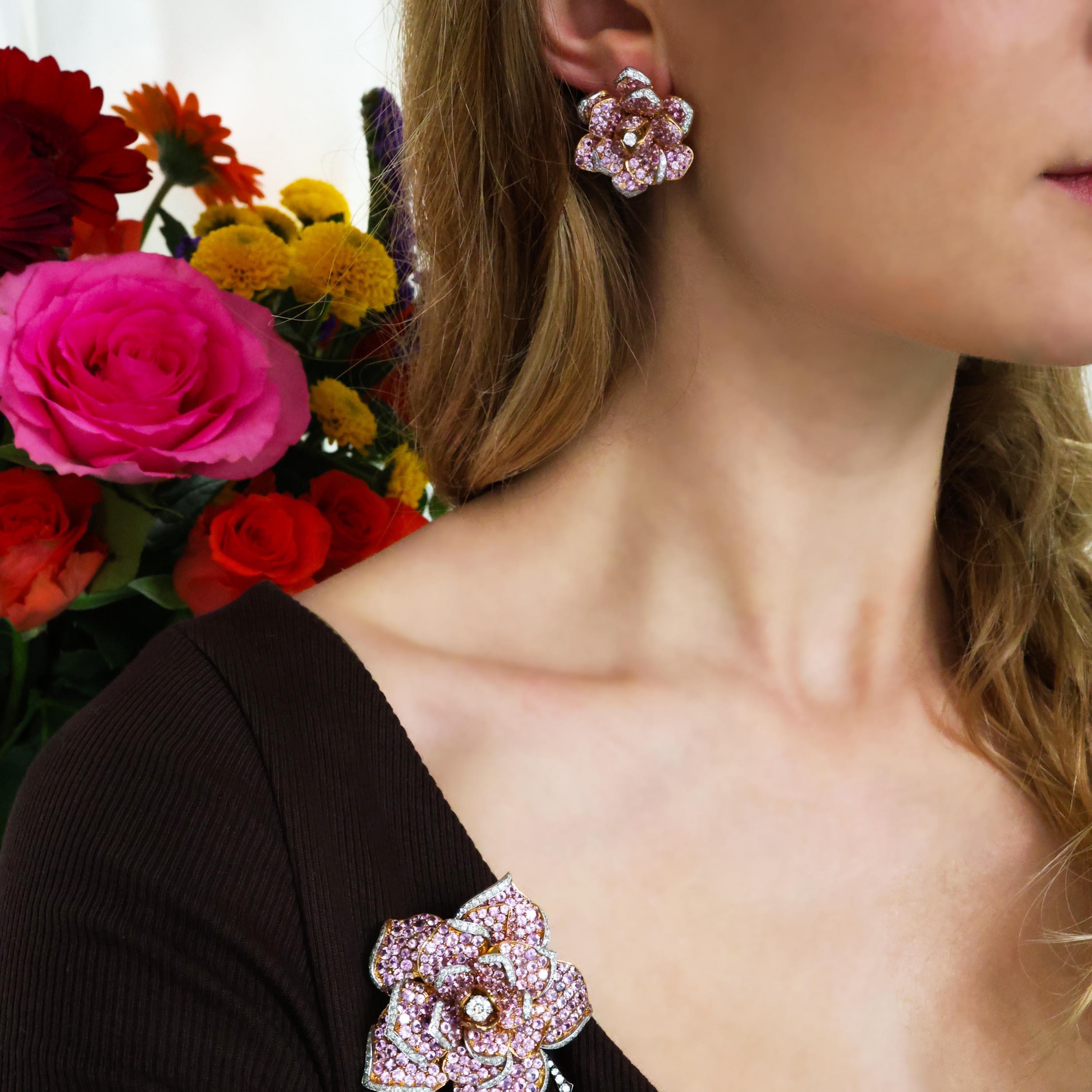 Conjunto moderno de broche y pendientes de rosa de zafiro rosa Moira, compuesto por un broche de rosa, con pétalos de zafiro rosa engastados en pavé, ribeteados con diamantes talla antigua, con un diamante talla antigua en el centro, con hojas de