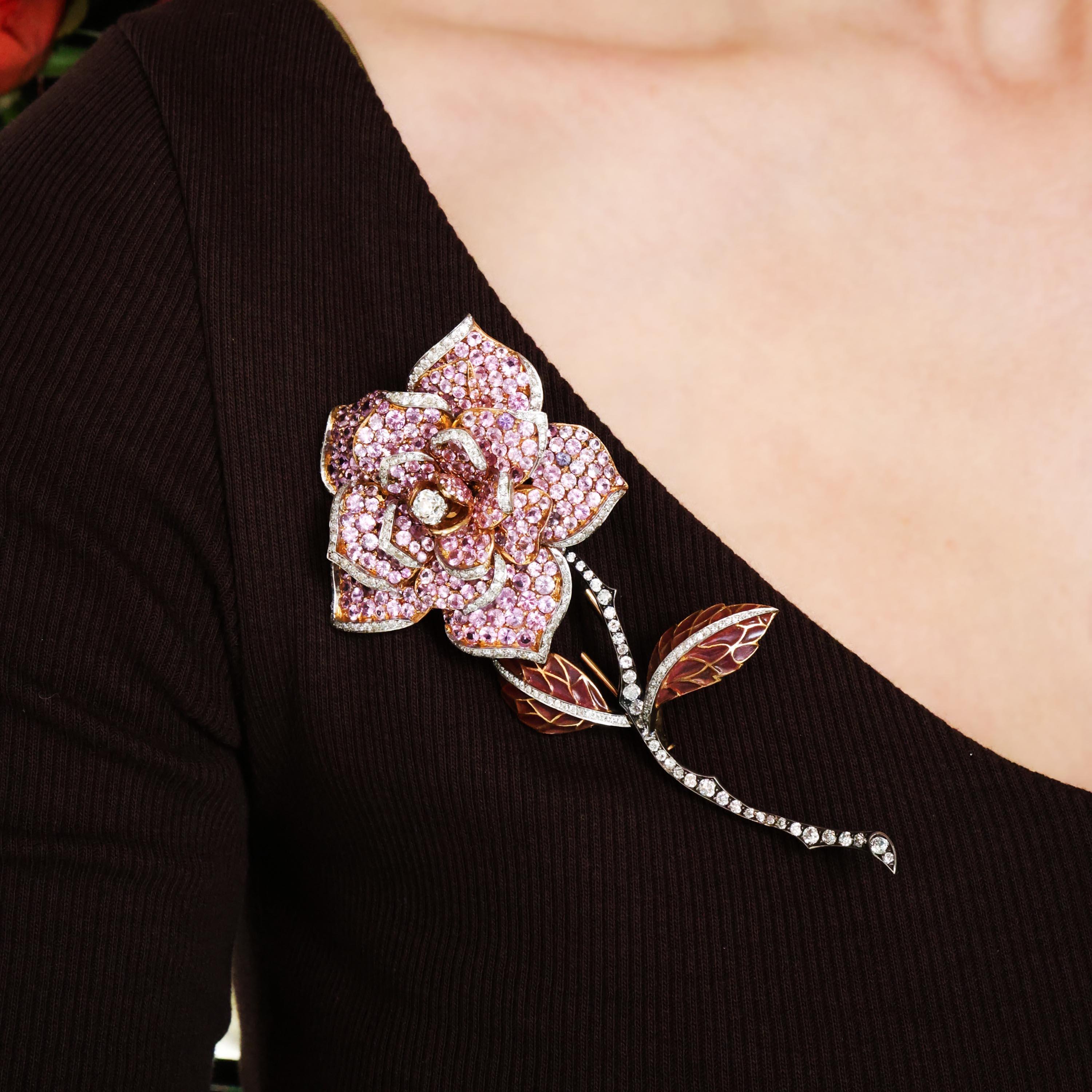 Moderno Conjunto de Broche y Pendientes Moira Rosa de Zafiro Rosa y Diamante en Oro y Plata Talla antigua en venta