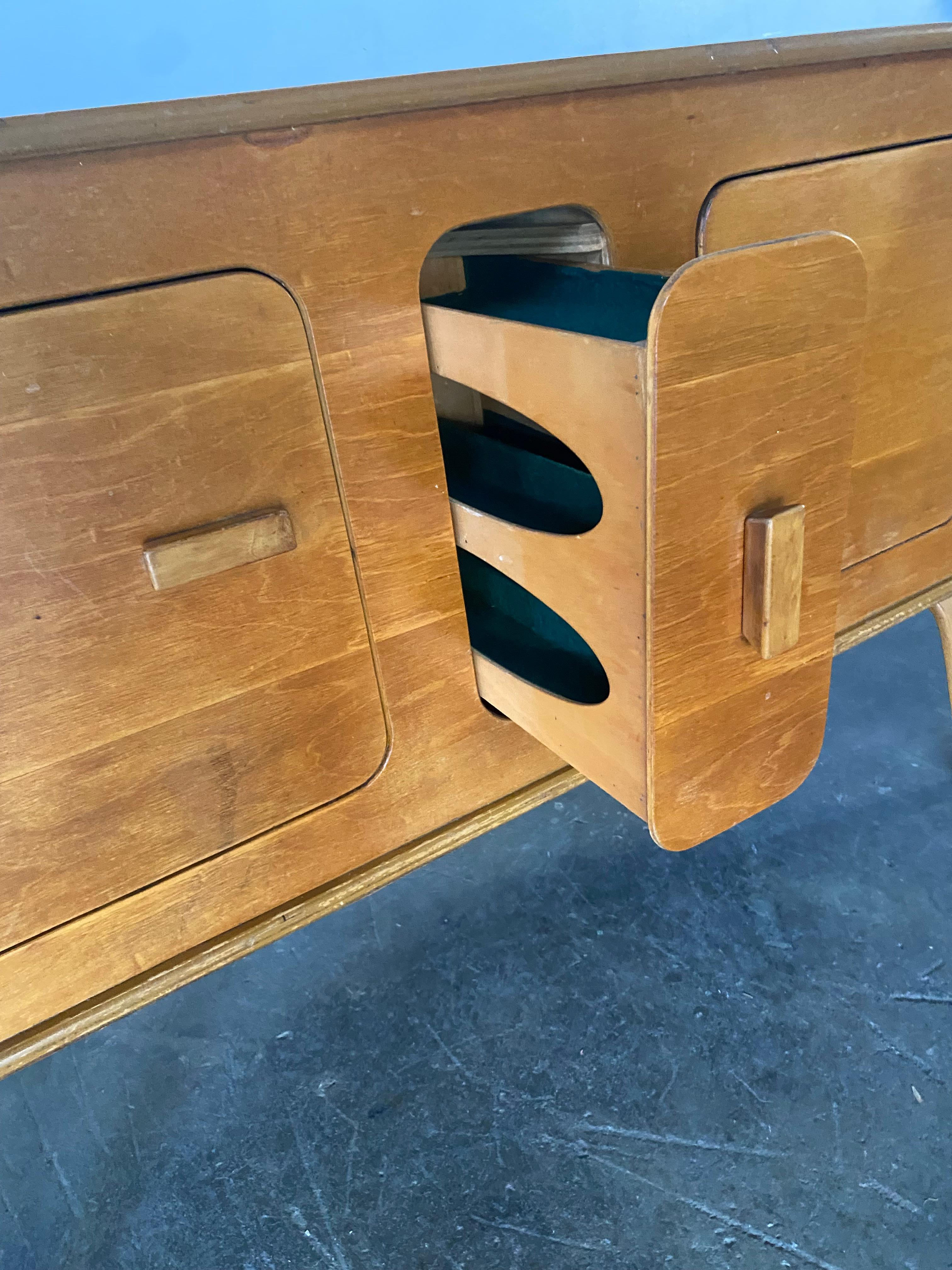 20ième siècle Buffet moderne en bois de bouleau moulé pour Thaden Jordan