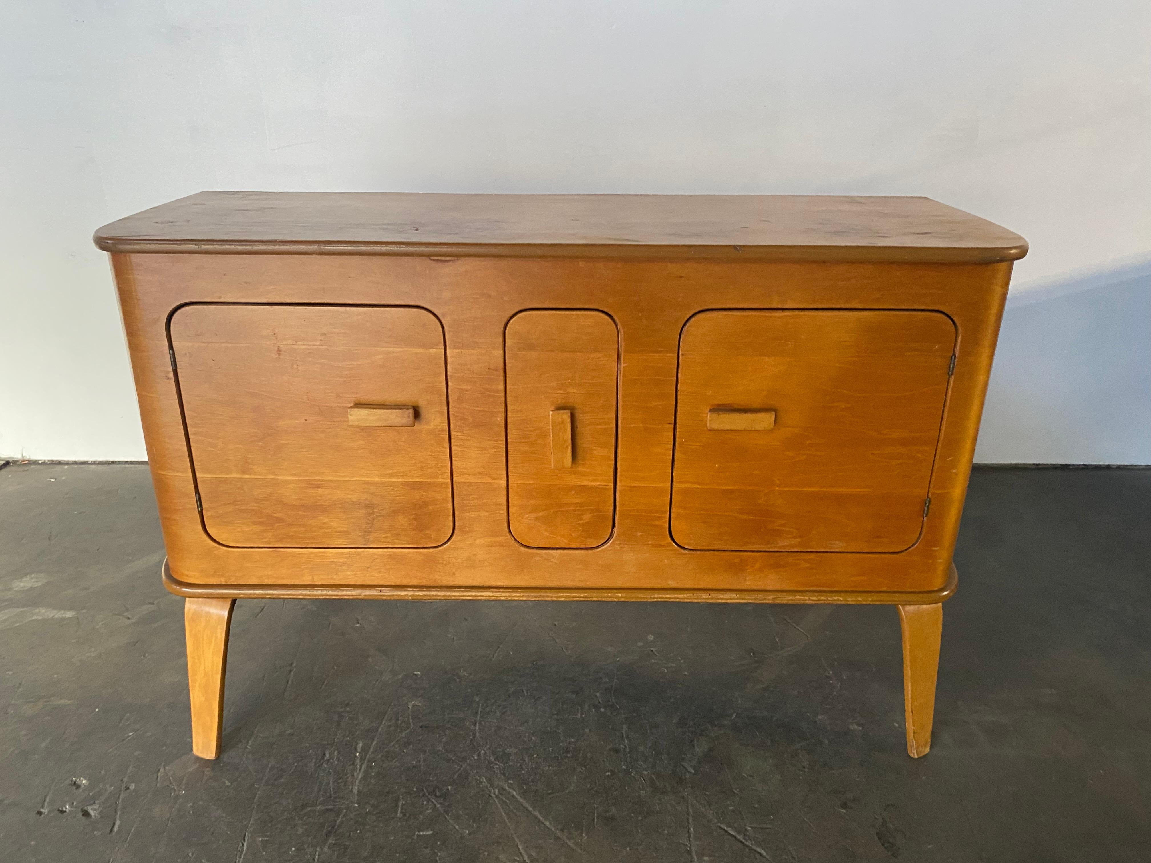 Buffet moderne en bois de bouleau moulé pour Thaden Jordan État moyen à Brooklyn, NY