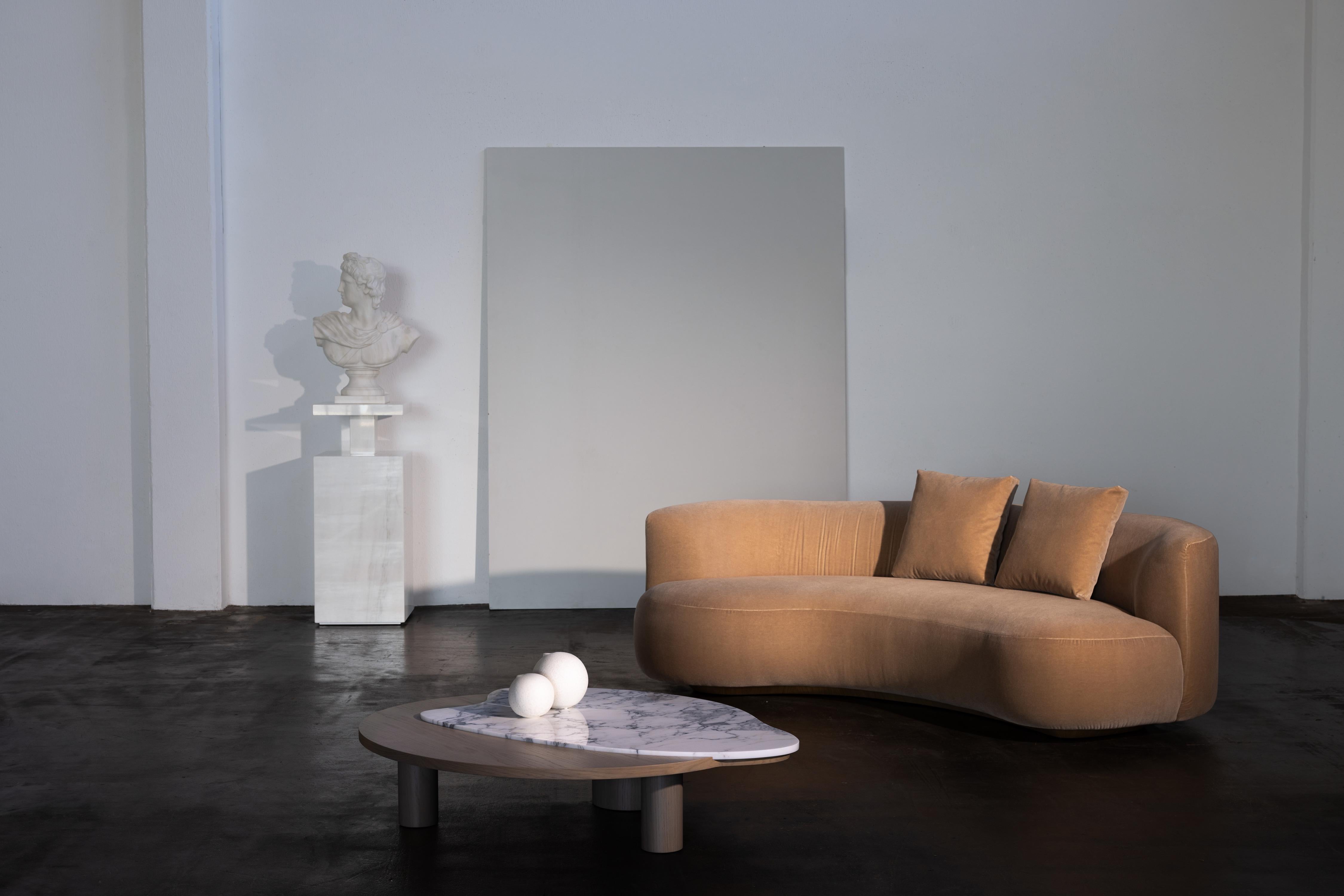 Monique Standsäule, handgefertigt in Portugal - Europa von Greenapple.

Monique ist das perfekte stehende Kunstwerk, das jedes Interieur aufwertet. Monique ist ein einzigartiges Design aus Calacatta Cremo-Marmor, das sich durch seine Präsenz