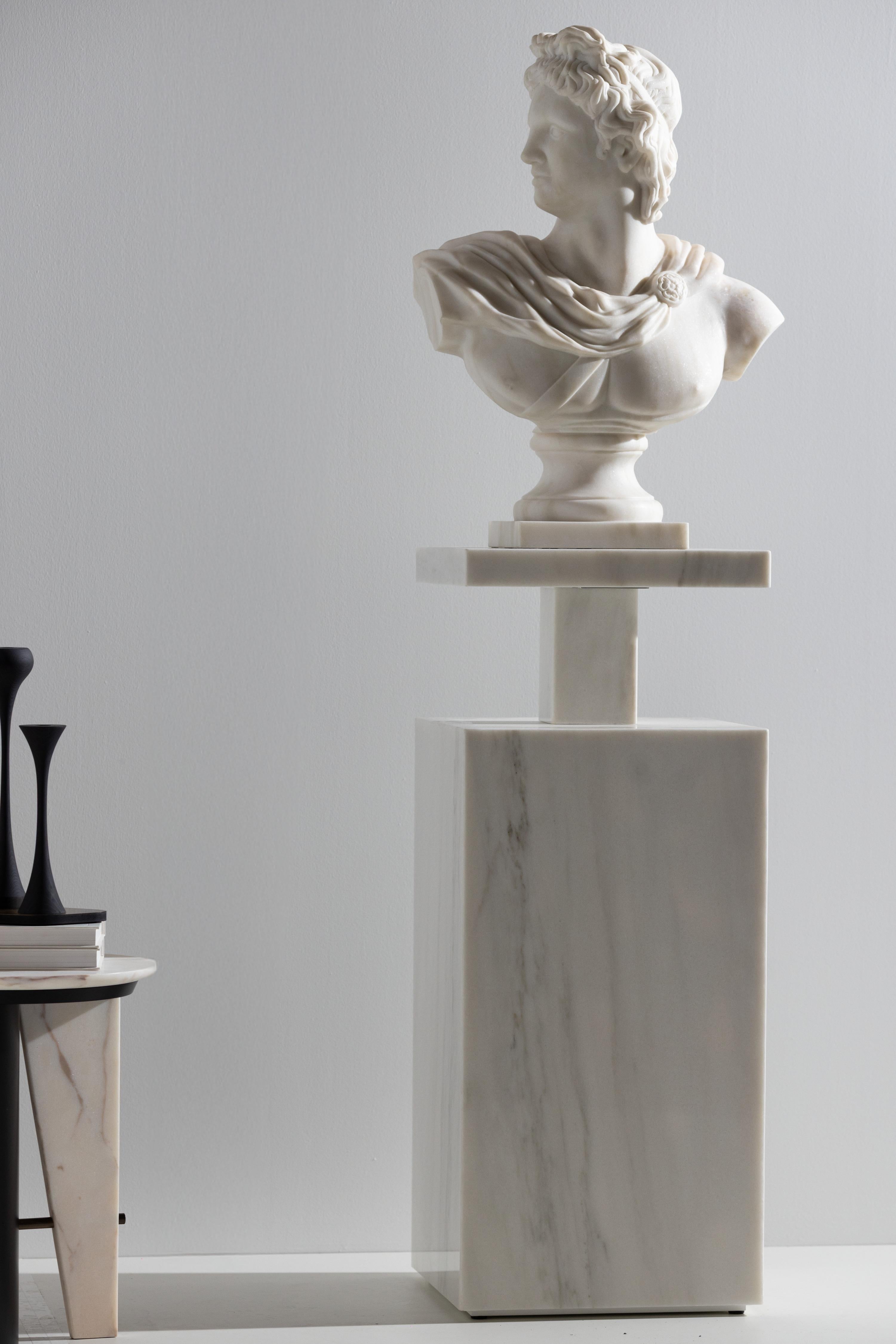 XXI secolo e contemporaneo Scultura moderna Monique Set/2 piedistalli, marmo Calacatta fatto a mano Greenapple in vendita