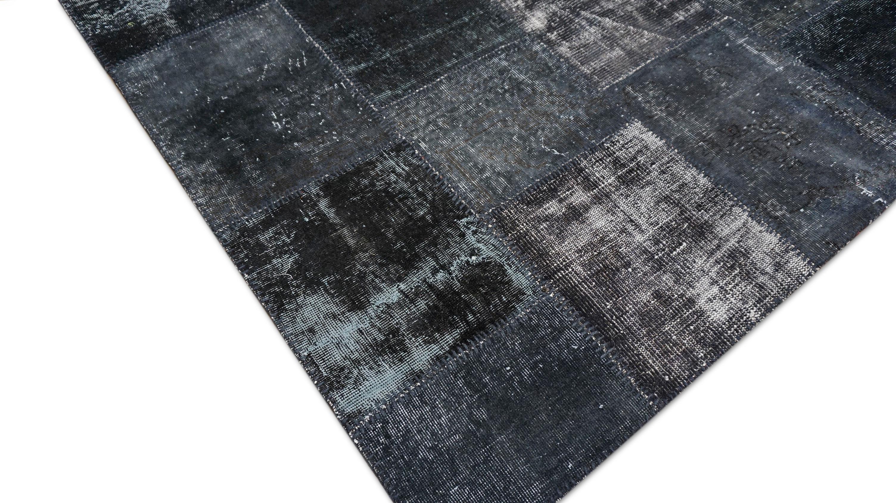 Modern Monochrome Holzkohle Schwarz Patchwork Wolle Teppich 5'7''x7'11'' (Türkisch) im Angebot
