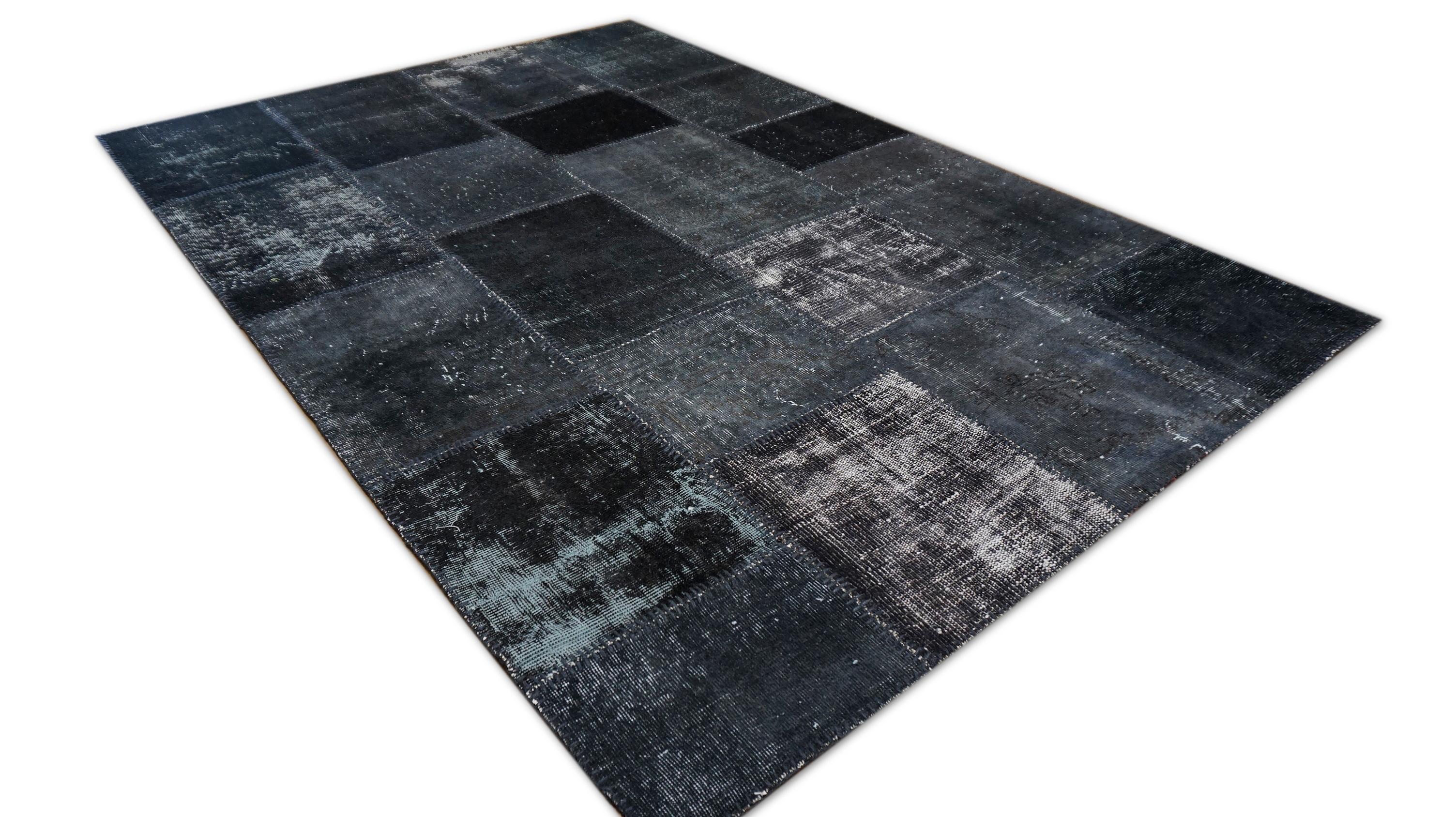 Modern Monochrome Holzkohle Schwarz Patchwork Wolle Teppich 5'7''x7'11'' (Handgewebt) im Angebot