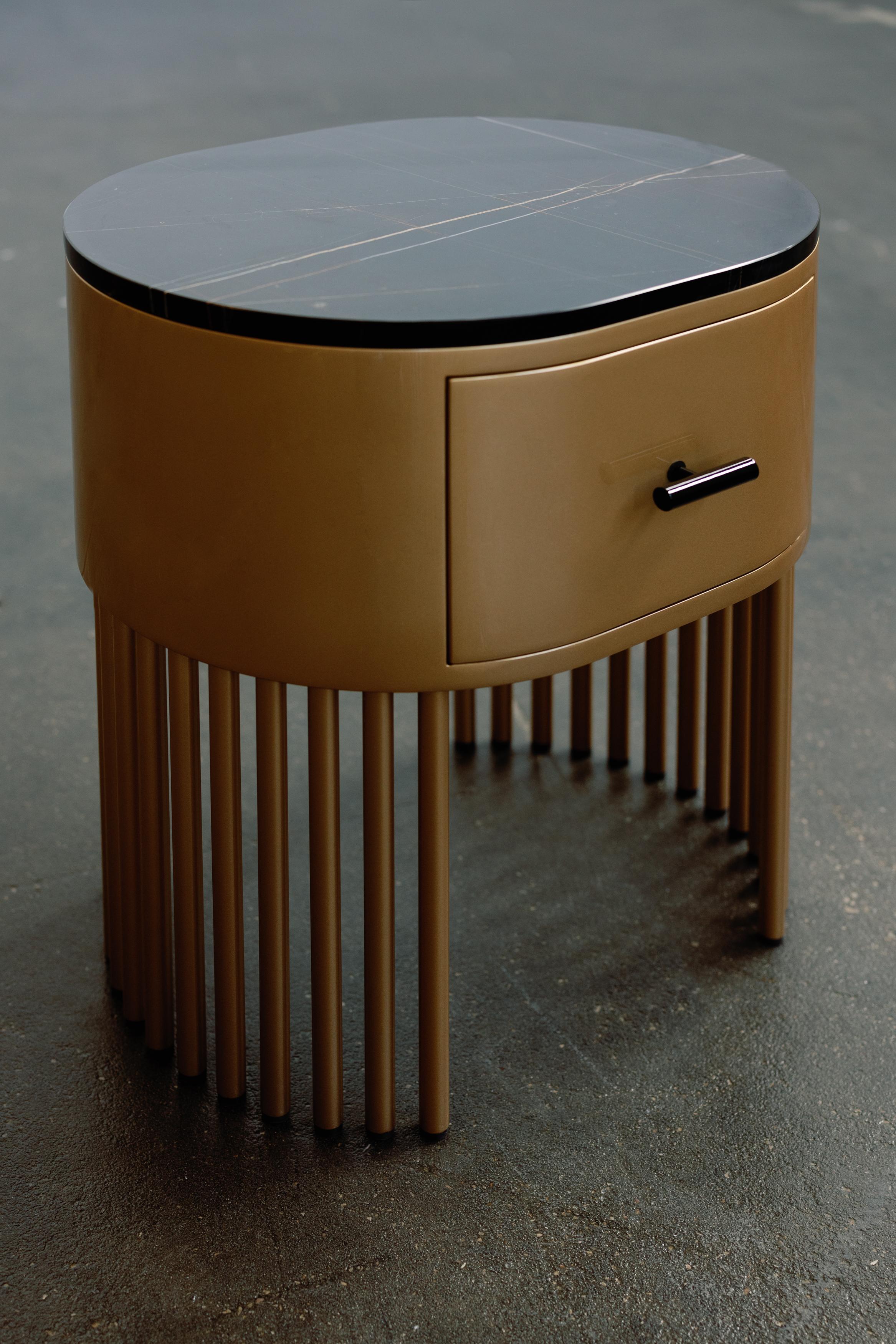 Laiton Table de nuit moderne Mons Table de chevet Set/2, Marbre, Or, Handmade by Greenapple en vente