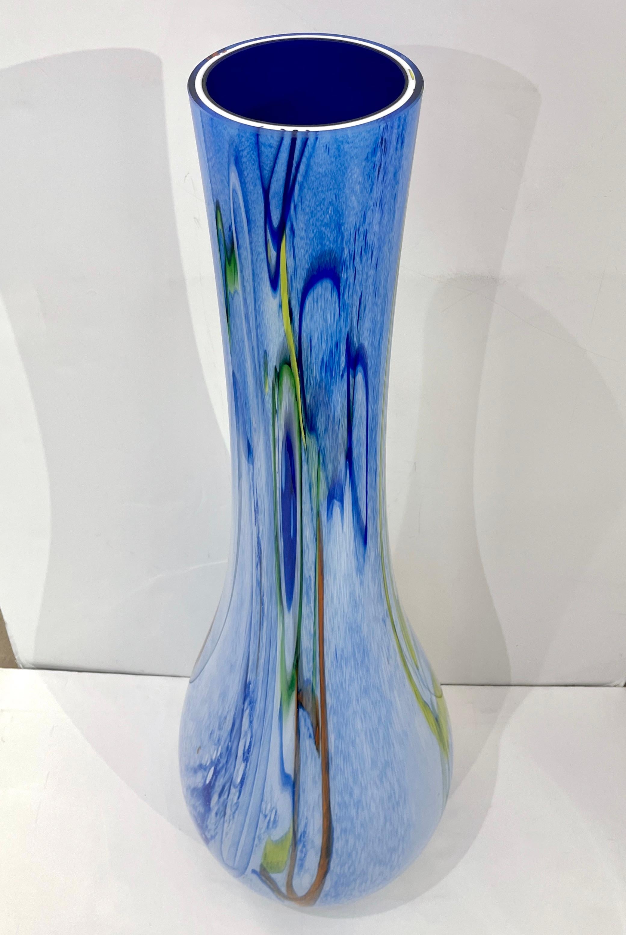 italien Monumental vase en verre de Murano en bleu, blanc, jaune, vert et orange en vente