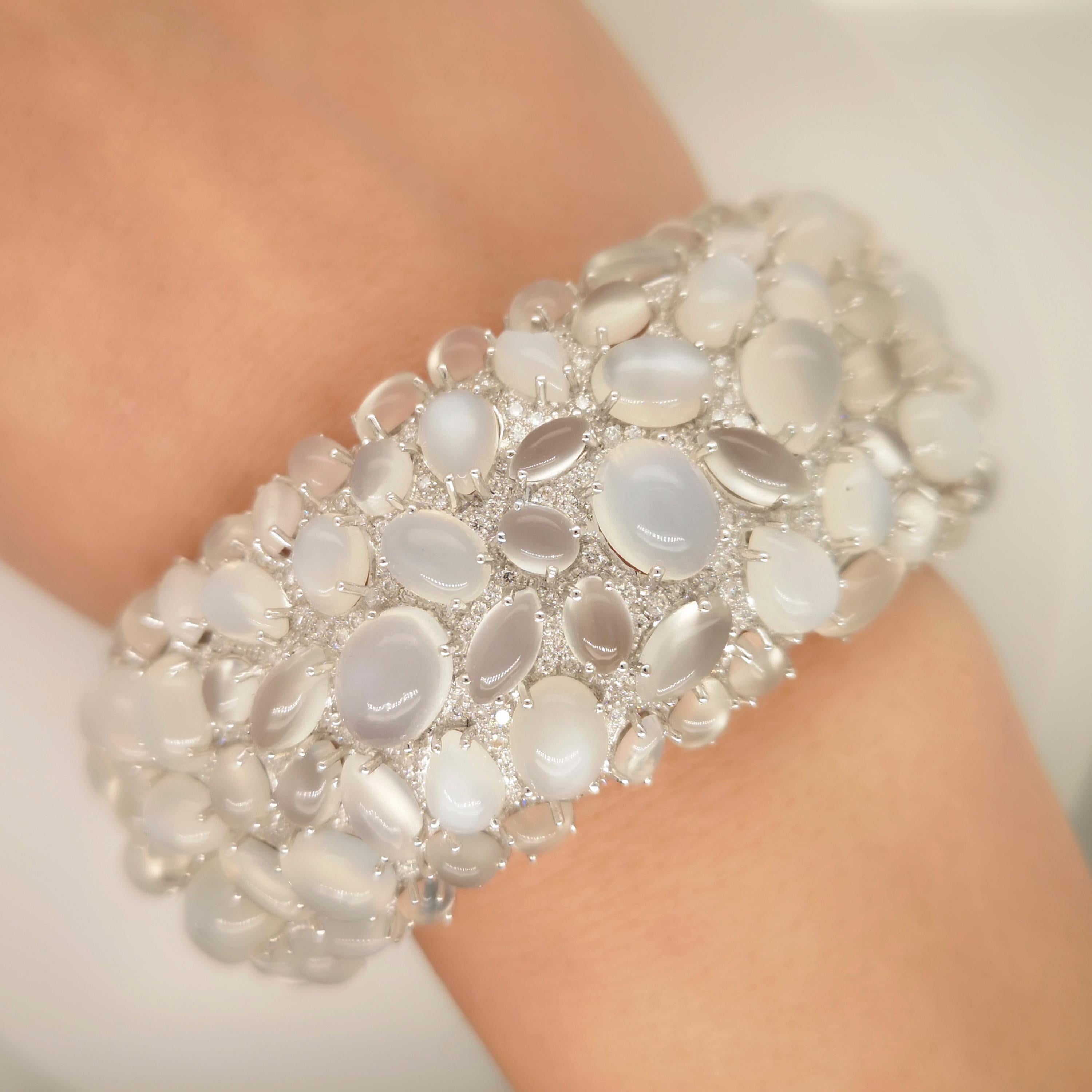 Pulsera de piedras lunares y diamantes, engastada con piedras lunares talla cabujón, con un peso total estimado de 138,45 ct, y diamantes talla brillante redondos engastados en pavé, con un peso total estimado de 4,84 ct, montados en oro blanco de