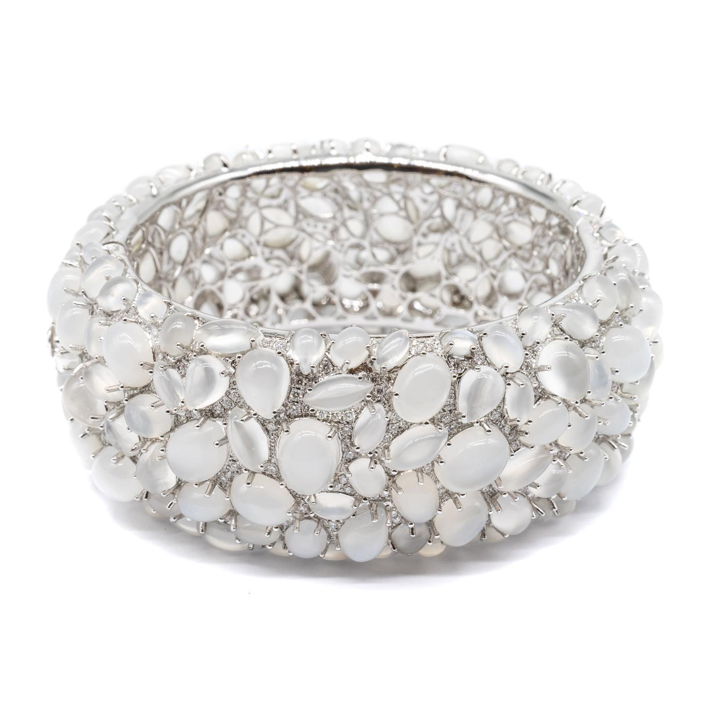 Brazalete moderno de piedra lunar, diamantes y oro blanco Moderno en venta