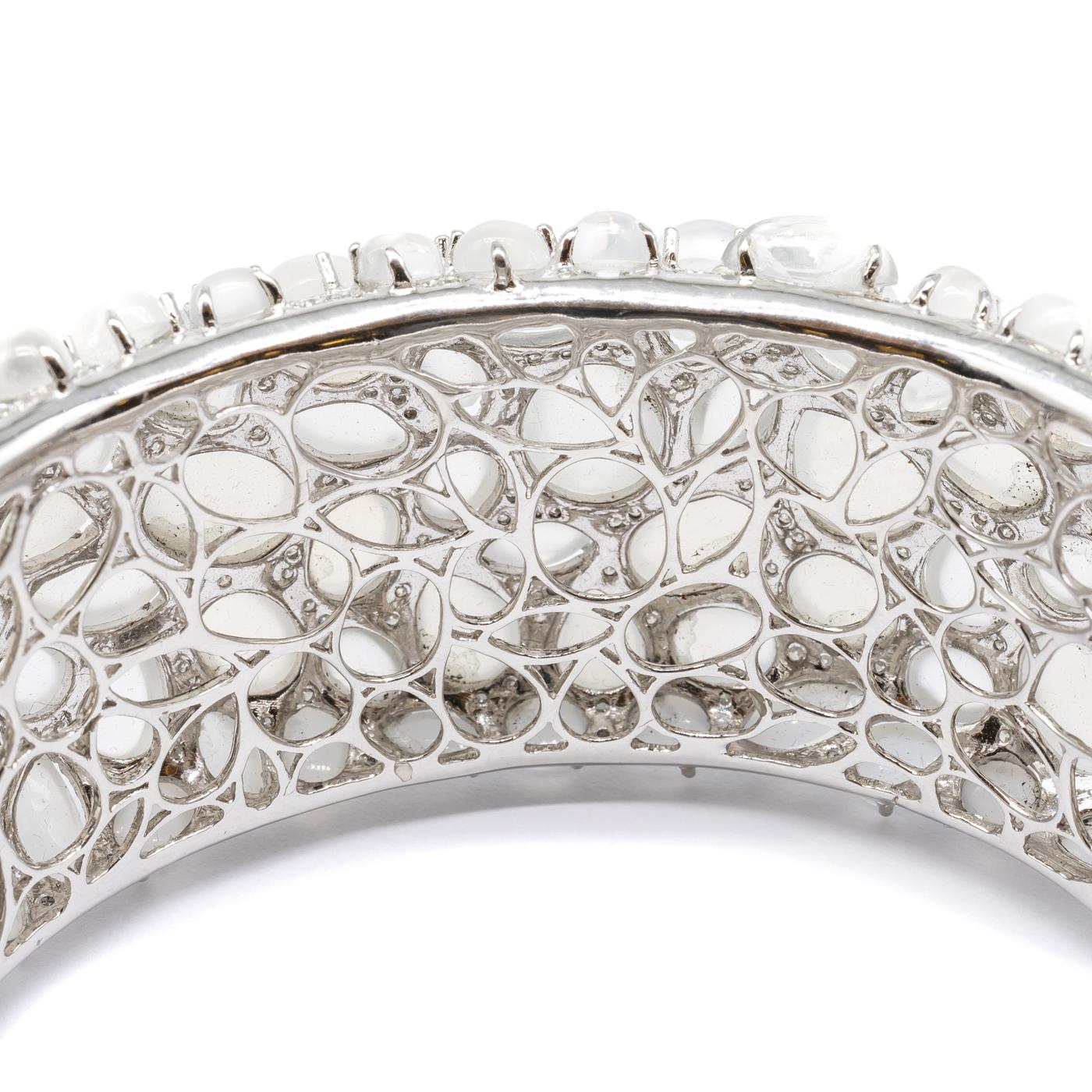 Brazalete moderno de piedra lunar, diamantes y oro blanco en Nuevo estado para la venta en London, GB