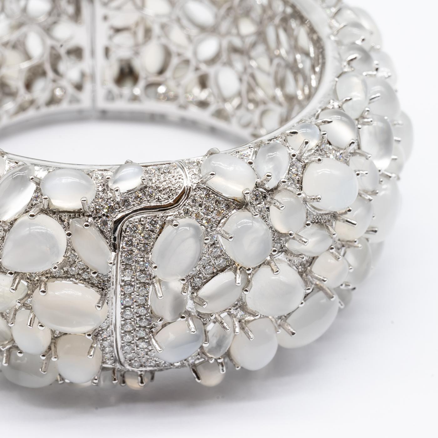 De las mujeres Brazalete moderno de piedra lunar, diamantes y oro blanco en venta