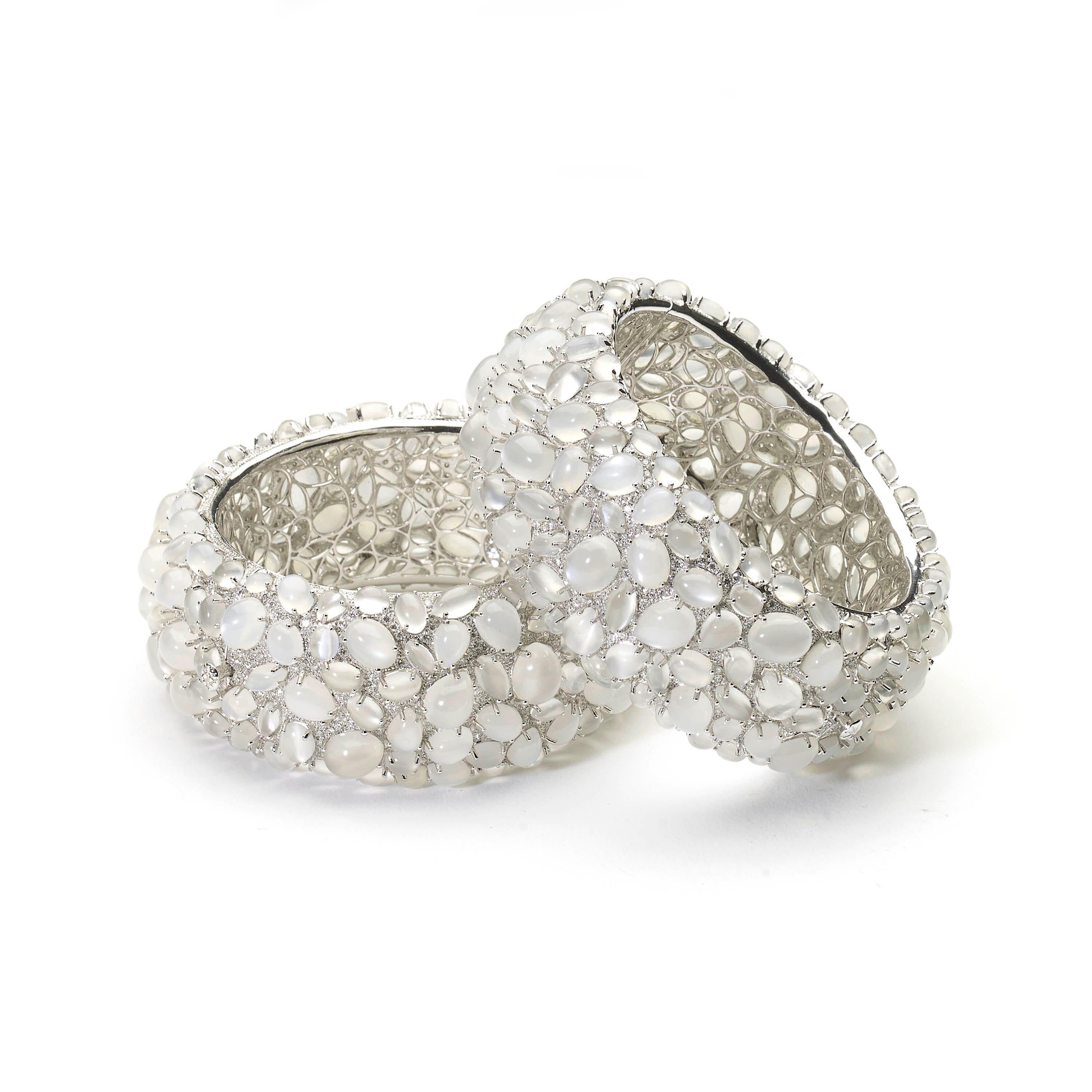 Brazalete moderno de piedra lunar, diamantes y oro blanco en venta 1