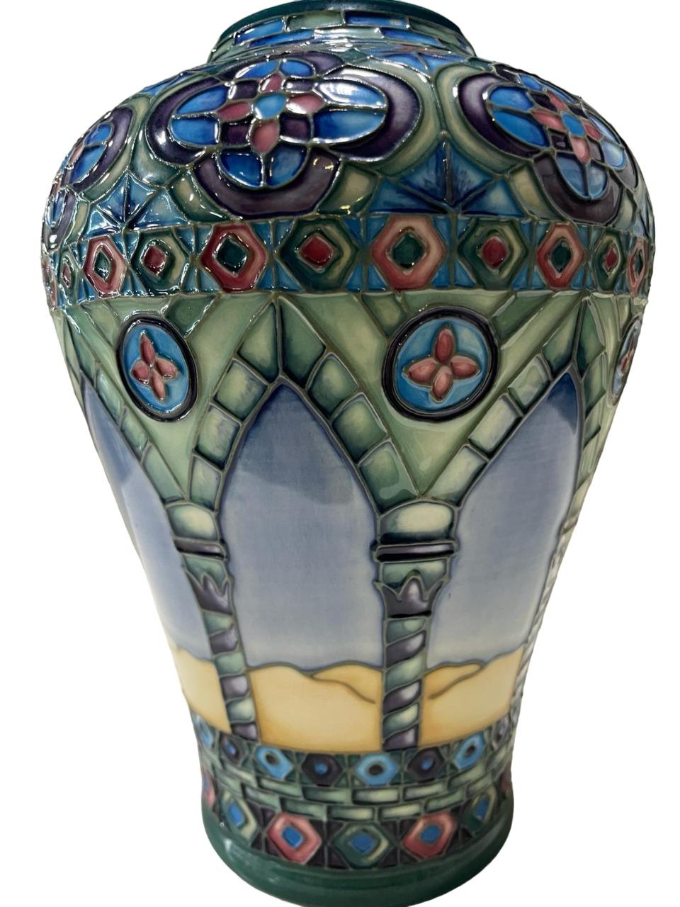 Vase moderne MOORCROFT Meknes Pattern 576/9, conçu par Beverley Wilkes numéroté en vente 2