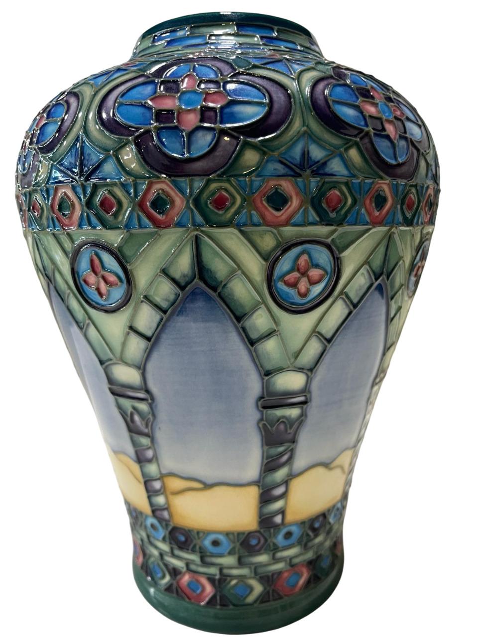 Art nouveau Vase moderne MOORCROFT Meknes Pattern 576/9, conçu par Beverley Wilkes numéroté en vente