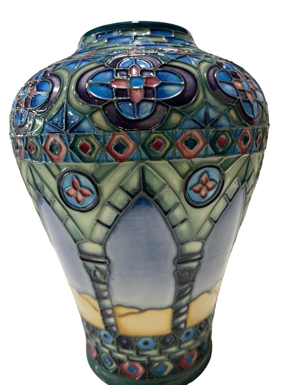 Vernissé Vase moderne MOORCROFT Meknes Pattern 576/9, conçu par Beverley Wilkes numéroté en vente