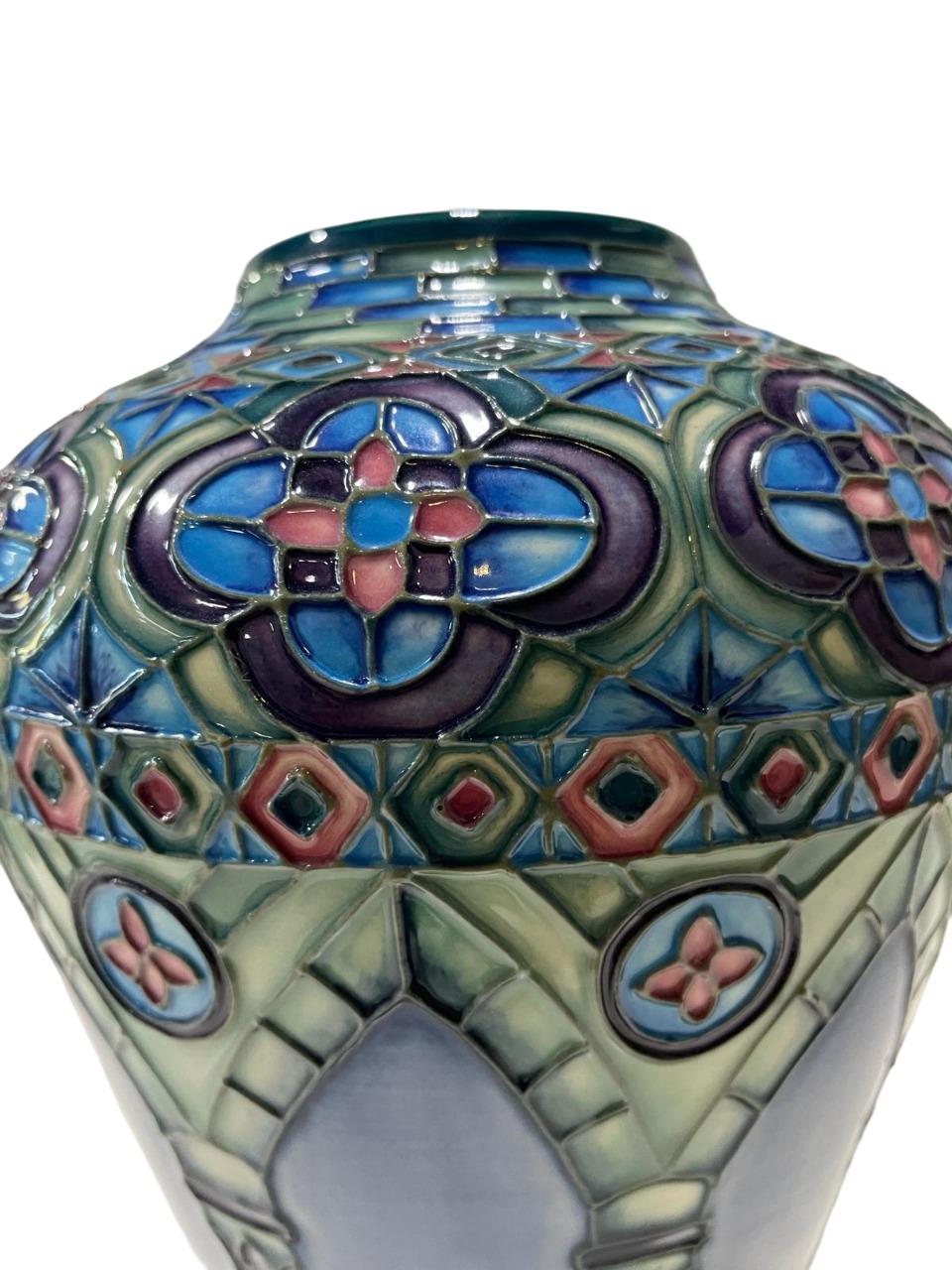 Poteries Vase moderne MOORCROFT Meknes Pattern 576/9, conçu par Beverley Wilkes numéroté en vente