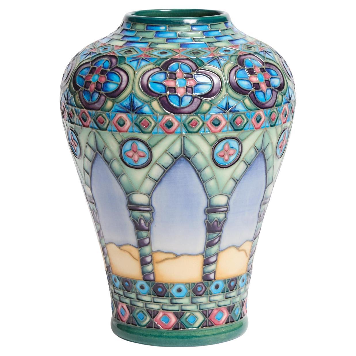 Moderne MOORCROFT Meknes-Vase mit Muster 576/9, entworfen von Beverley Wilkes, nummeriert